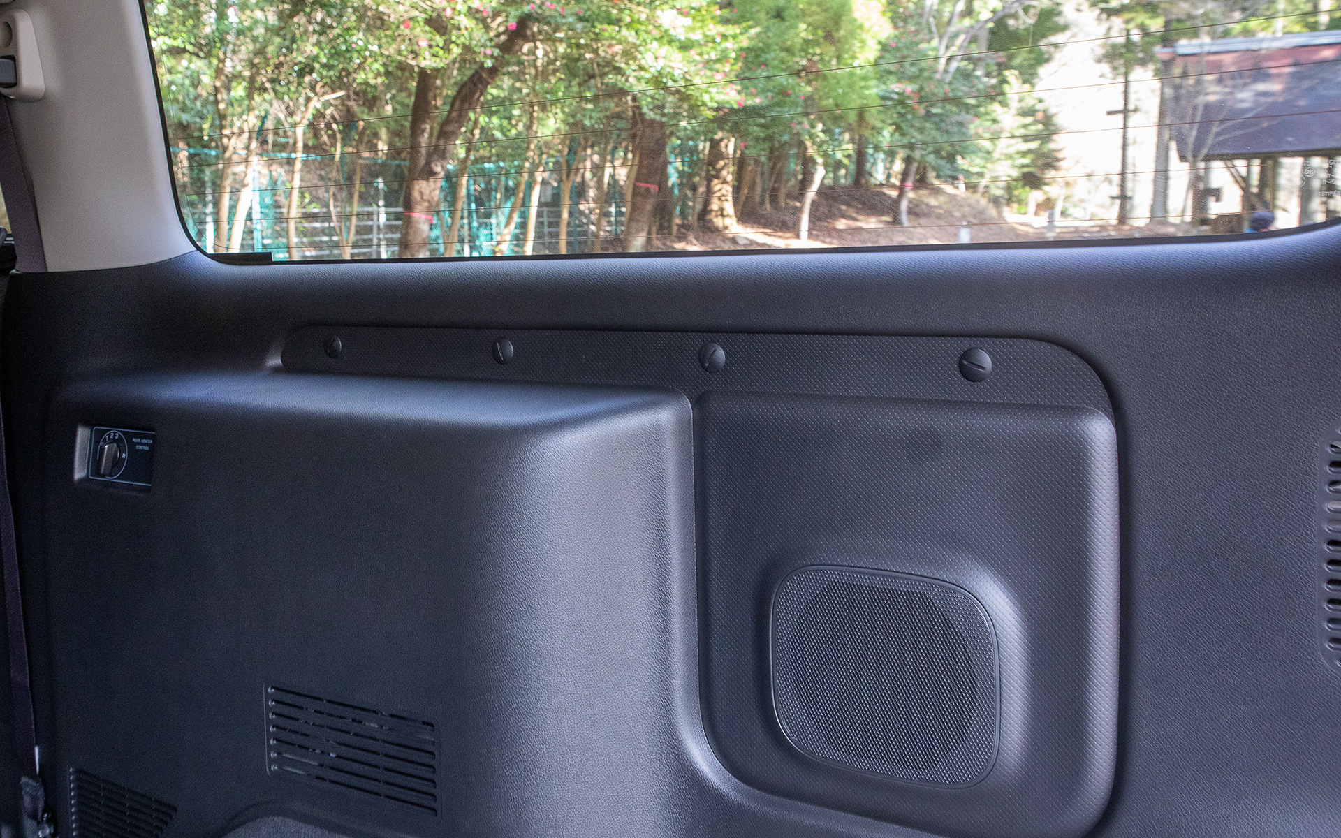 ウエスト部ナットは片側4個。左右共通