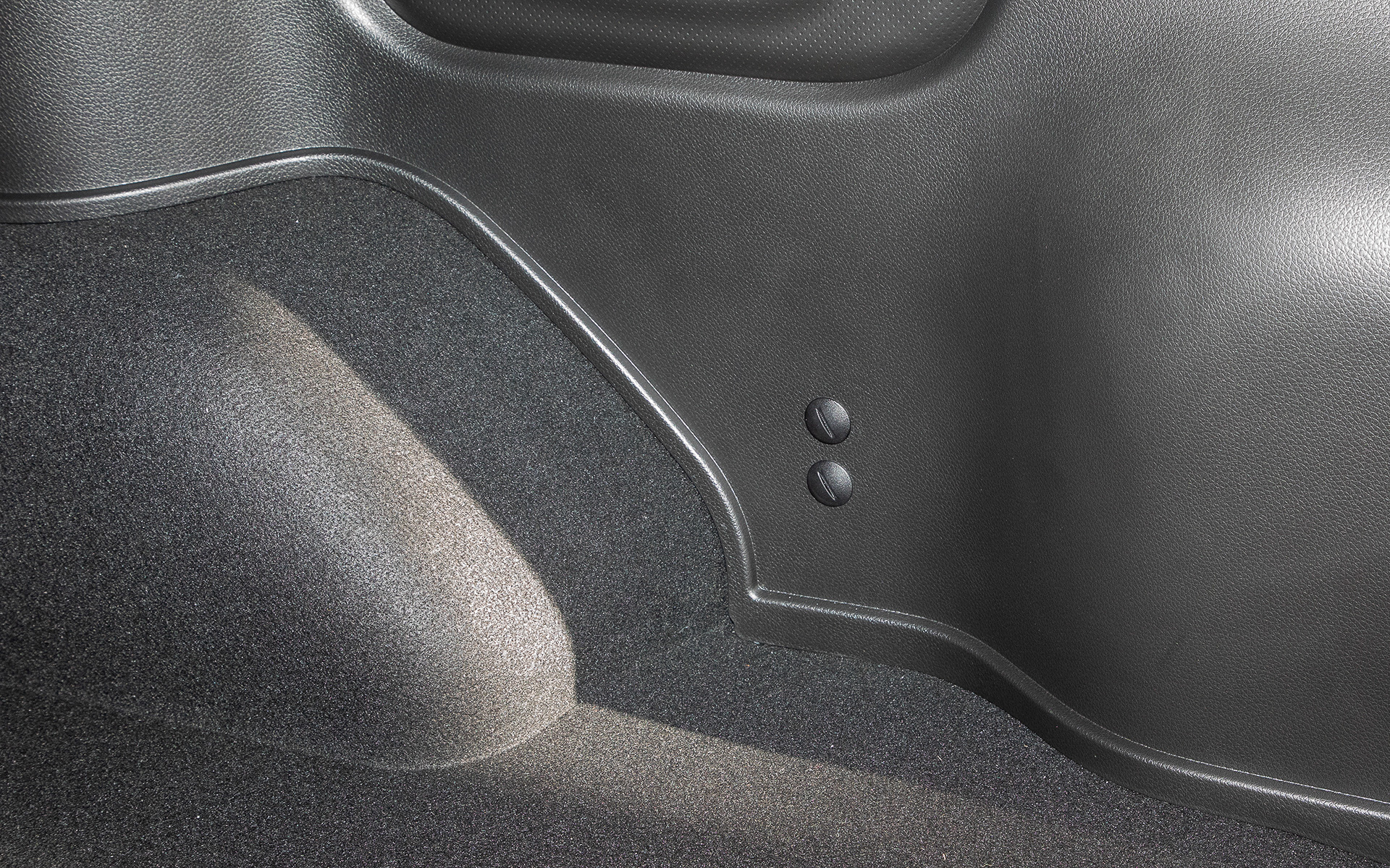 フロアに近い部分にはラゲッジフックを取り付けるためのナットがあるが、これもＭ6サイズなのでほかのアイテムの固定も可能