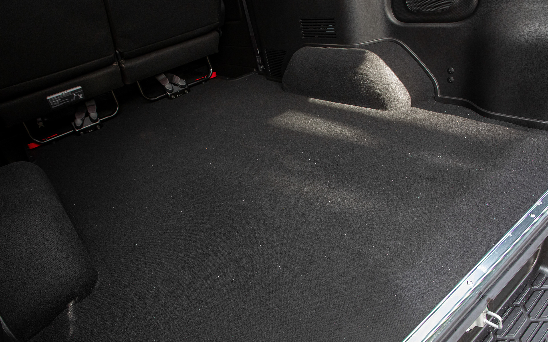 ラゲッジのフロアは薄いカーペット敷き。清潔なイメージでもあるだけに、アウトドアアイテムを積みこむのならフロア保護のためにフロアボードを敷きたい