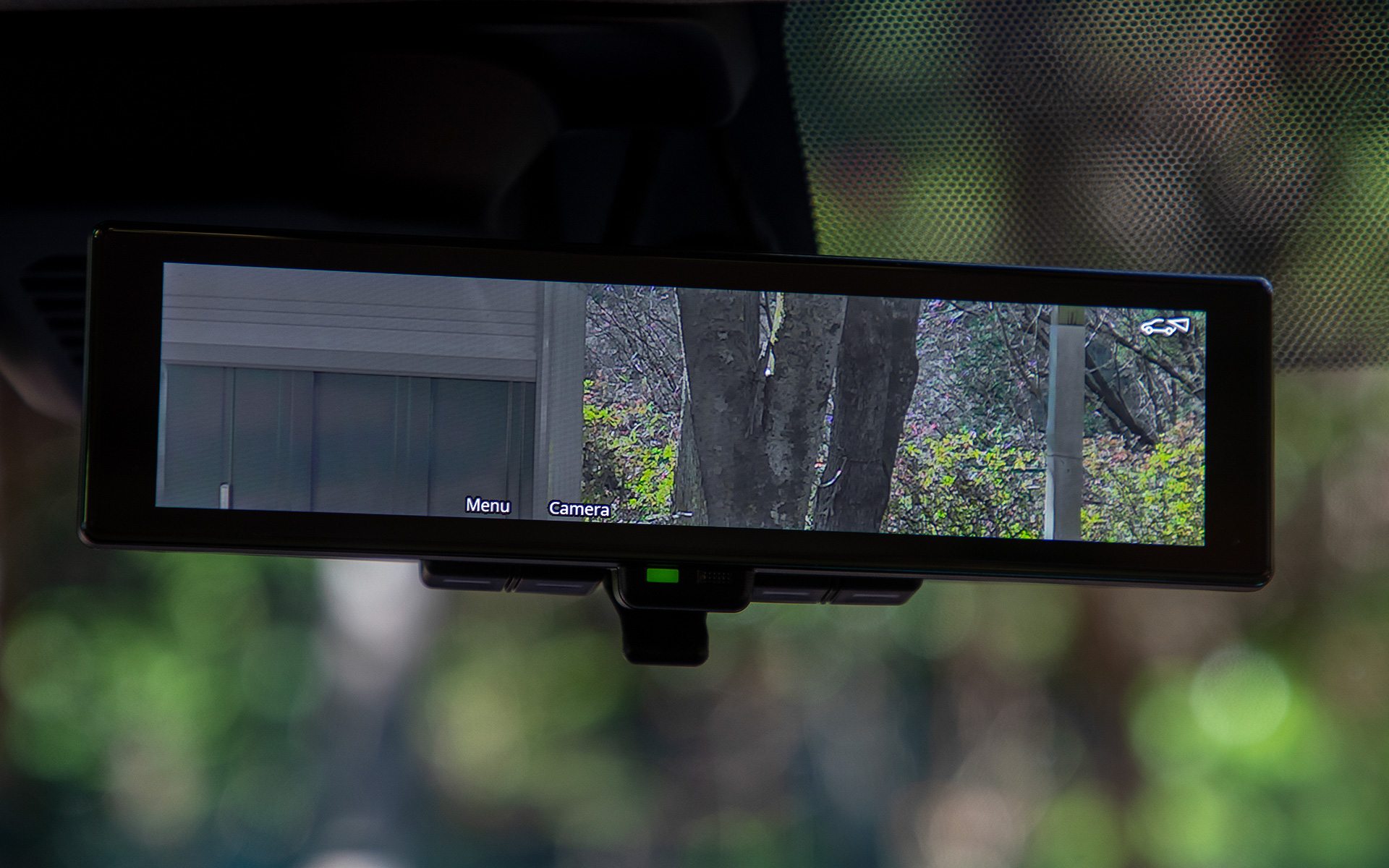 アウトドアフィールドでは後方視界がわるかったり、積載の状況によってルームミラーが見えにくくなったする。そこで後方カメラの映像を映すインテリジェント ルームミラーが便利