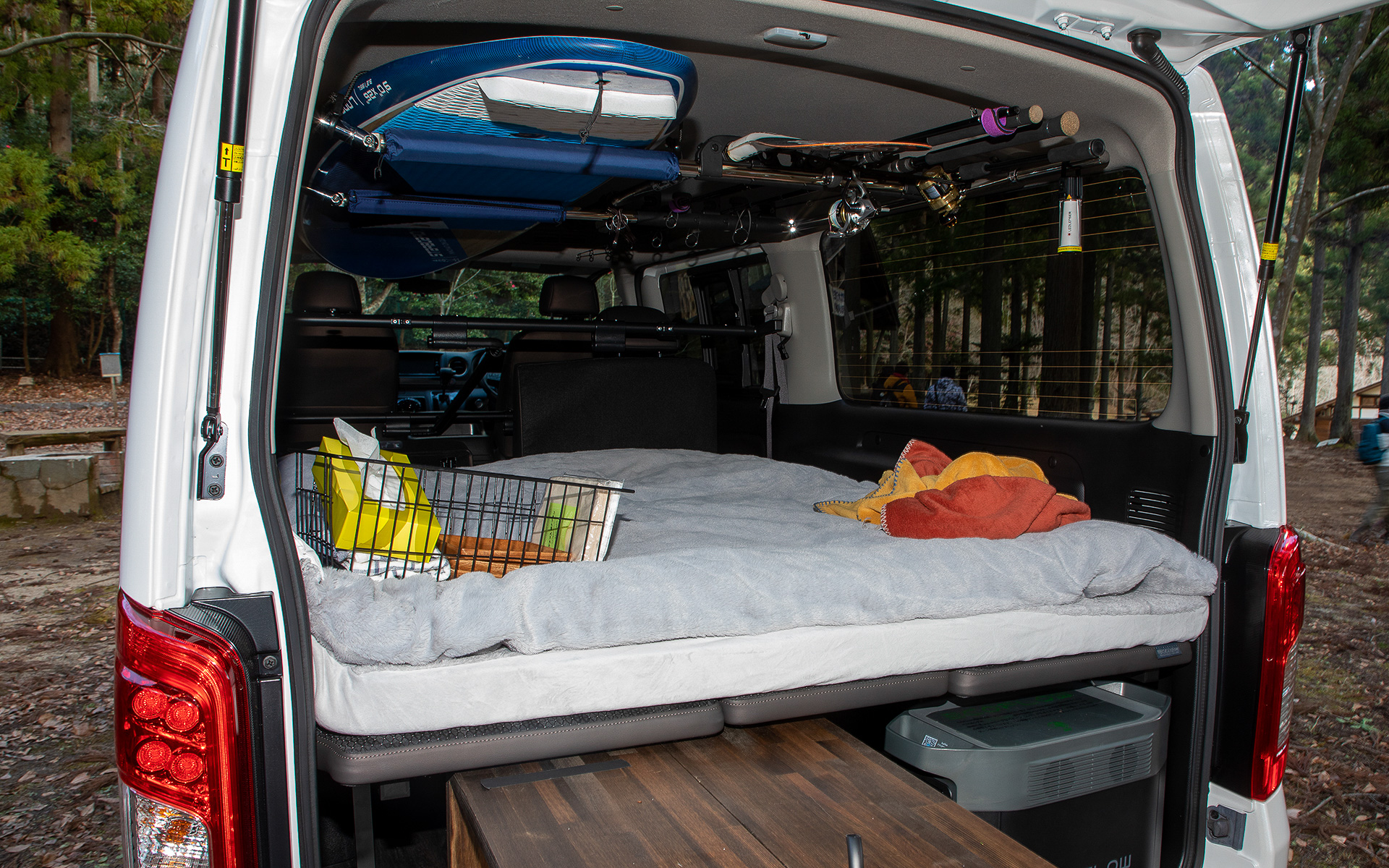 キャンピングカーのように換気装置を装備していないクルマの車内で調理するとニオイが内装に付いてしまうとのこと。これはあと処理が大変なので、ニオイが気にならないという人でなければ避けたほうがいいかも