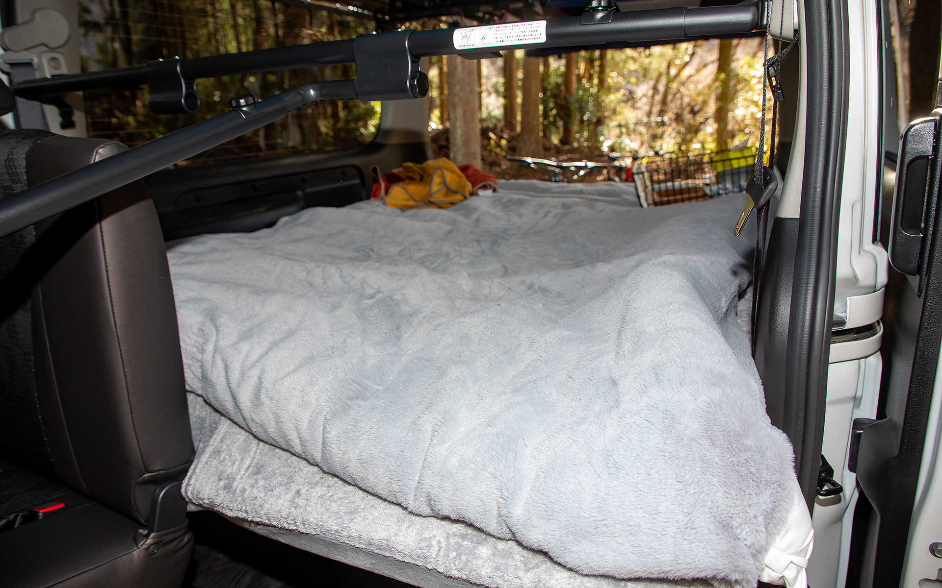 キャラバンのベッドキット装着車。家庭用のマットレスがちょうど乗るサイズ