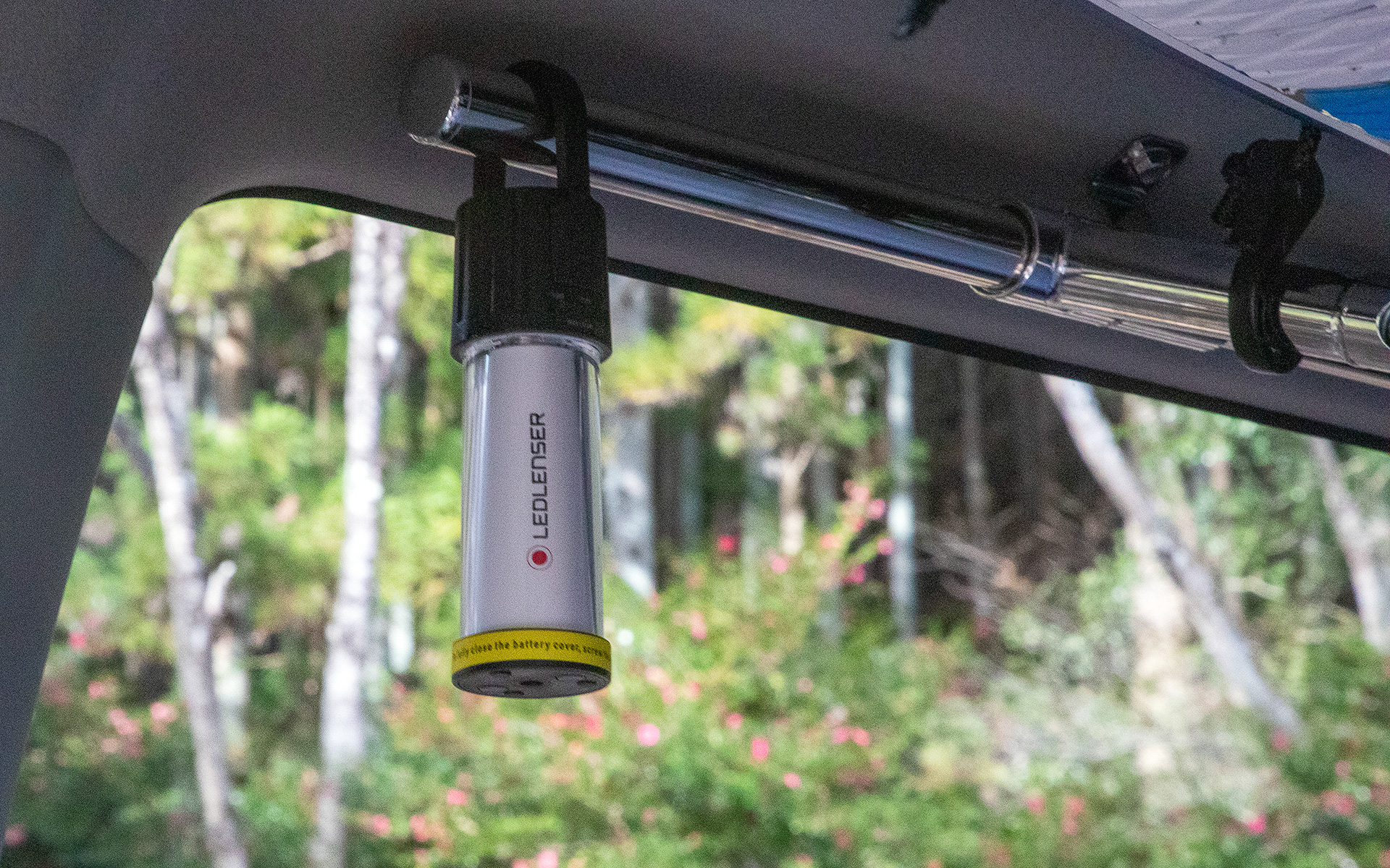 シュラフに入ってしまうと身動きが取りにくくライトを消すのもひと苦労。そこでスマホアプリでオンオフができるライトを使うことを勧めてくれた。それなら照明をいちばん最後に消すことができる