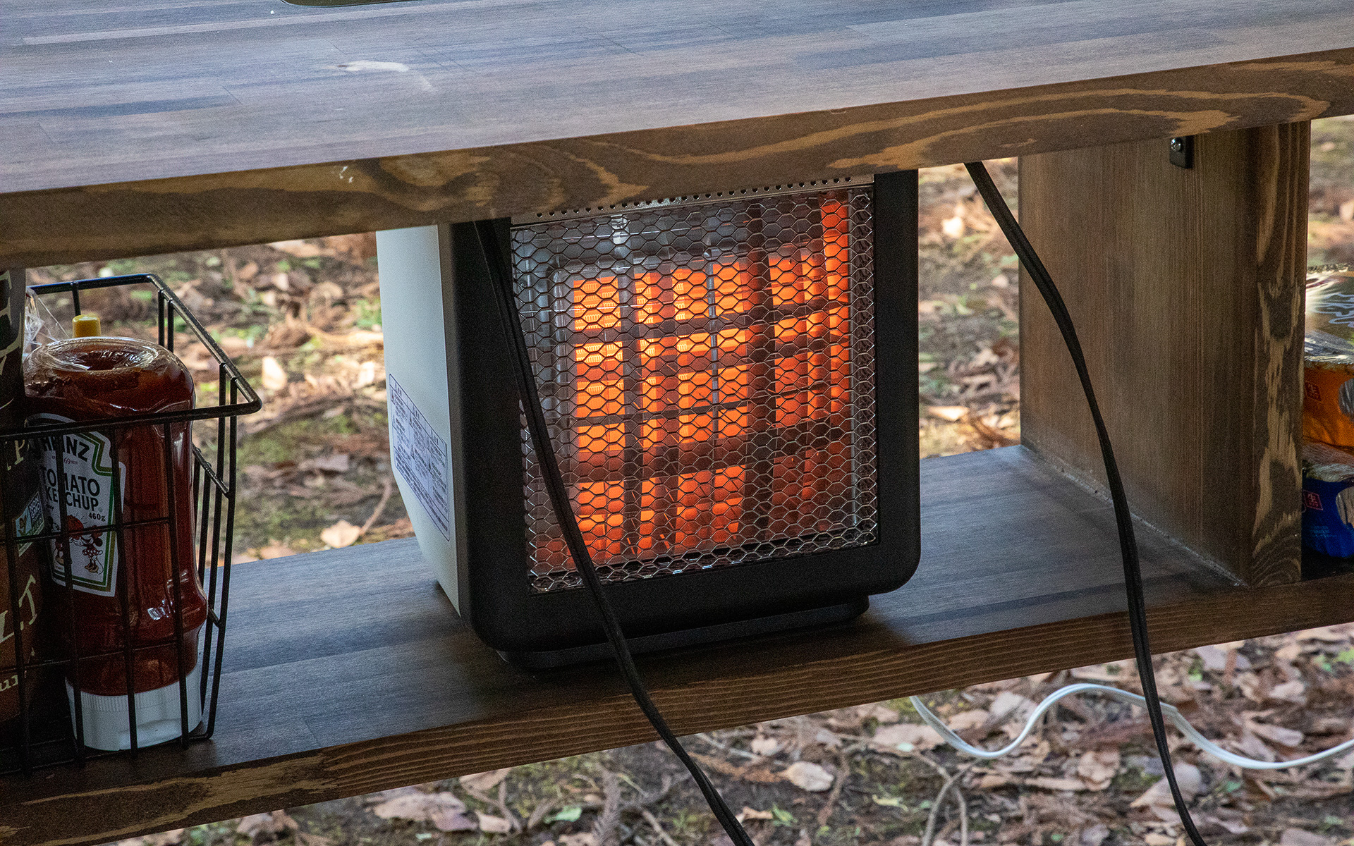 暖房器具は電気の消費が多いポータブルバッテリで使うには難しいものだが、スポット的に温める小型のモノならポータブルバッテリで動かせる。朝の着替だけでも暖房が使えるのは大きい