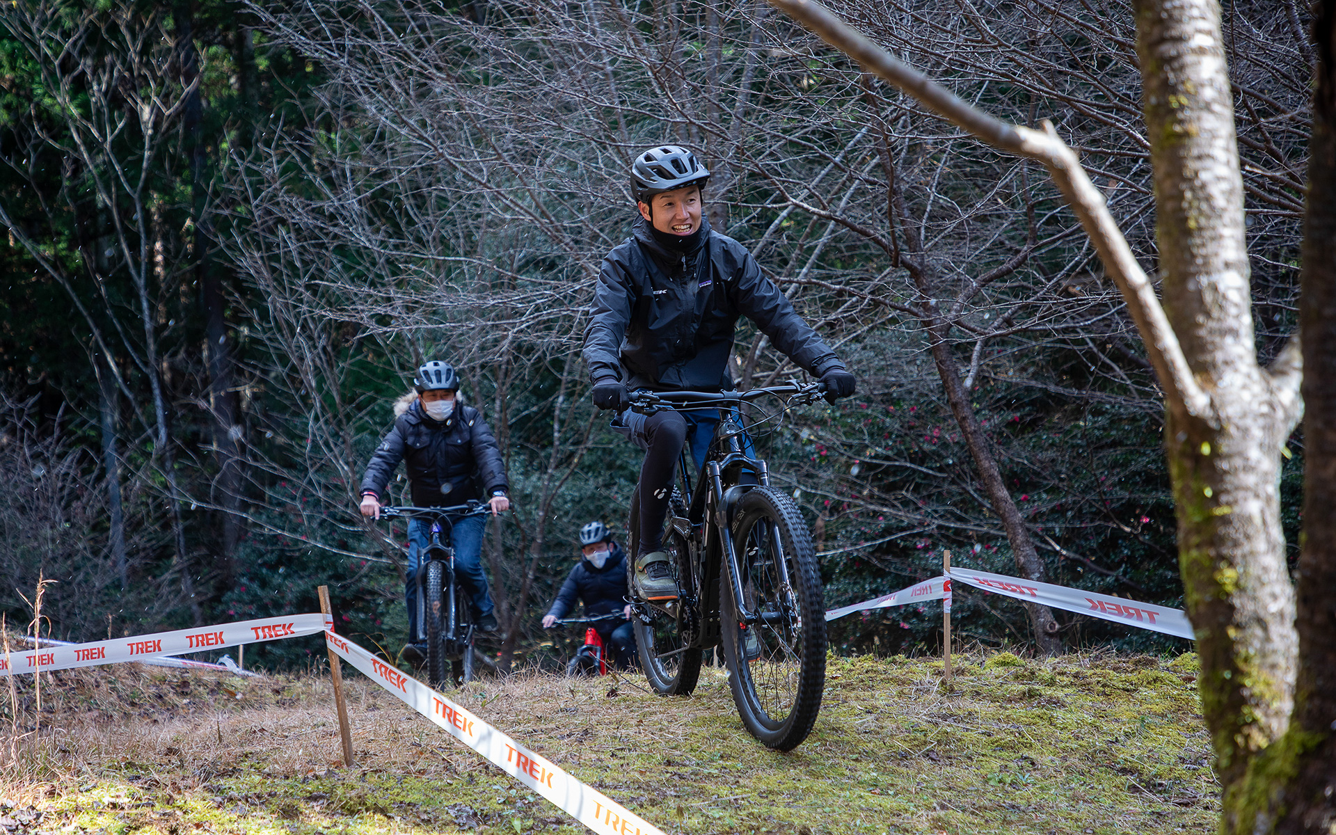 eMTBによるトレイルライドの模様。坂ではなく「壁」に見えるところもあるがアシストモードを切り替えながら攻略していく