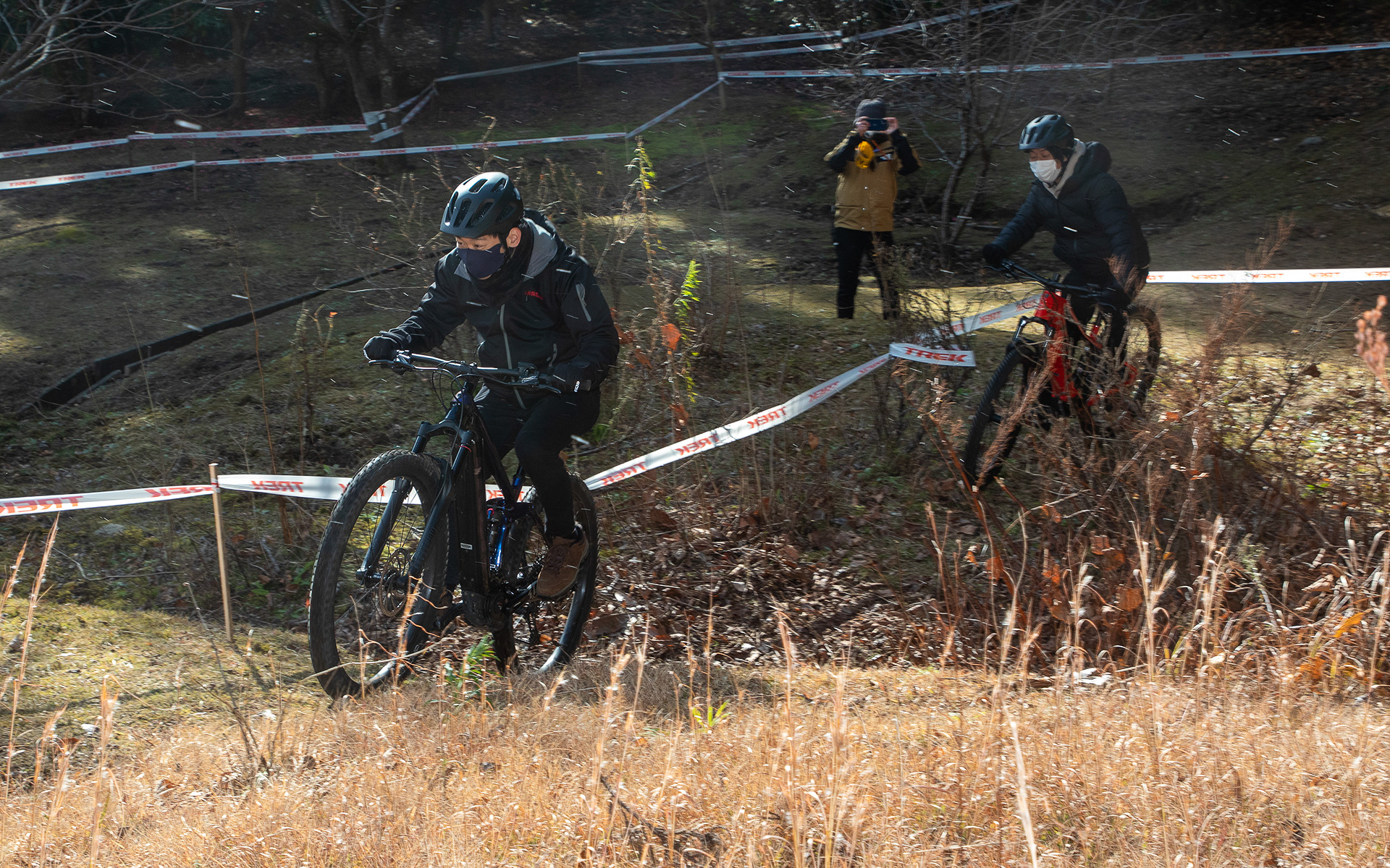 アシストモードを強めると「おー！」という驚きの声が上がる。まったくの初心者でも画像のような坂を越えることができる