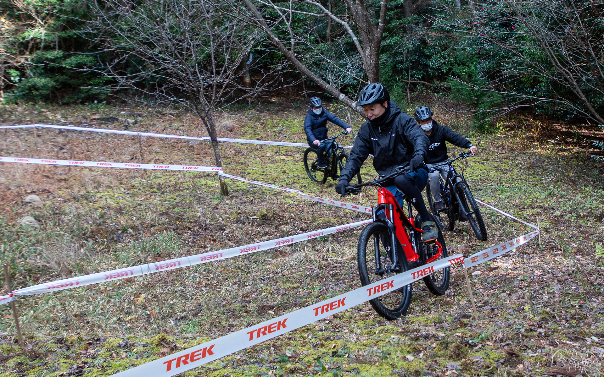 インストラクターの先導で走行。下りもフルサスMTBゆえに安定した走り