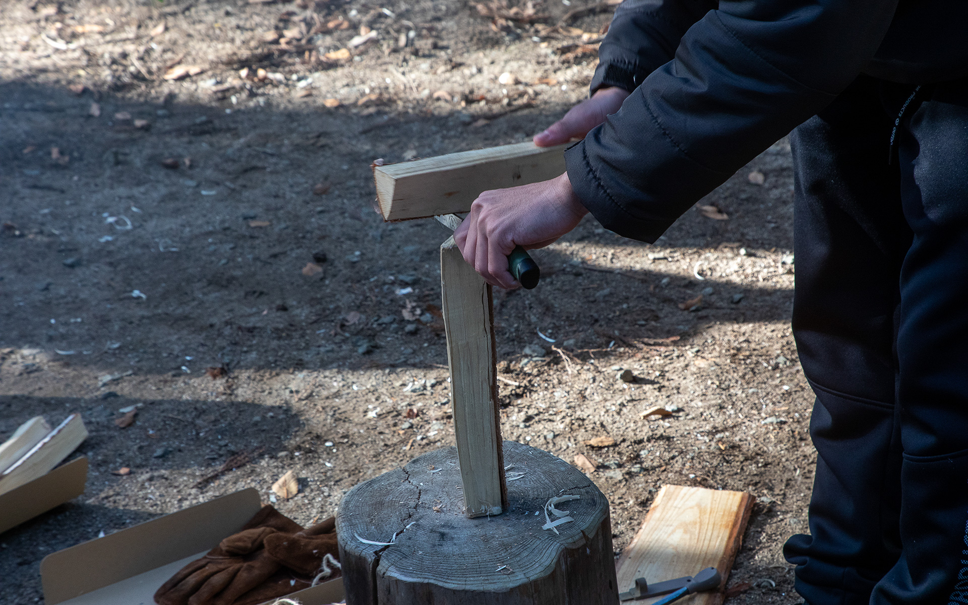 バトニングで薪を細く割ることも体験・そこからナイフで削ってフェザースティックを作る