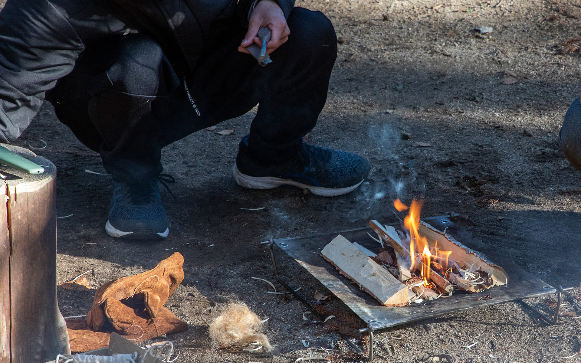 火が点いたらそれを大きく育てるコツも教わっていた。ライタートーチ、着火剤を使わない火起こしができると、キャンプなどではカッコイイかも
