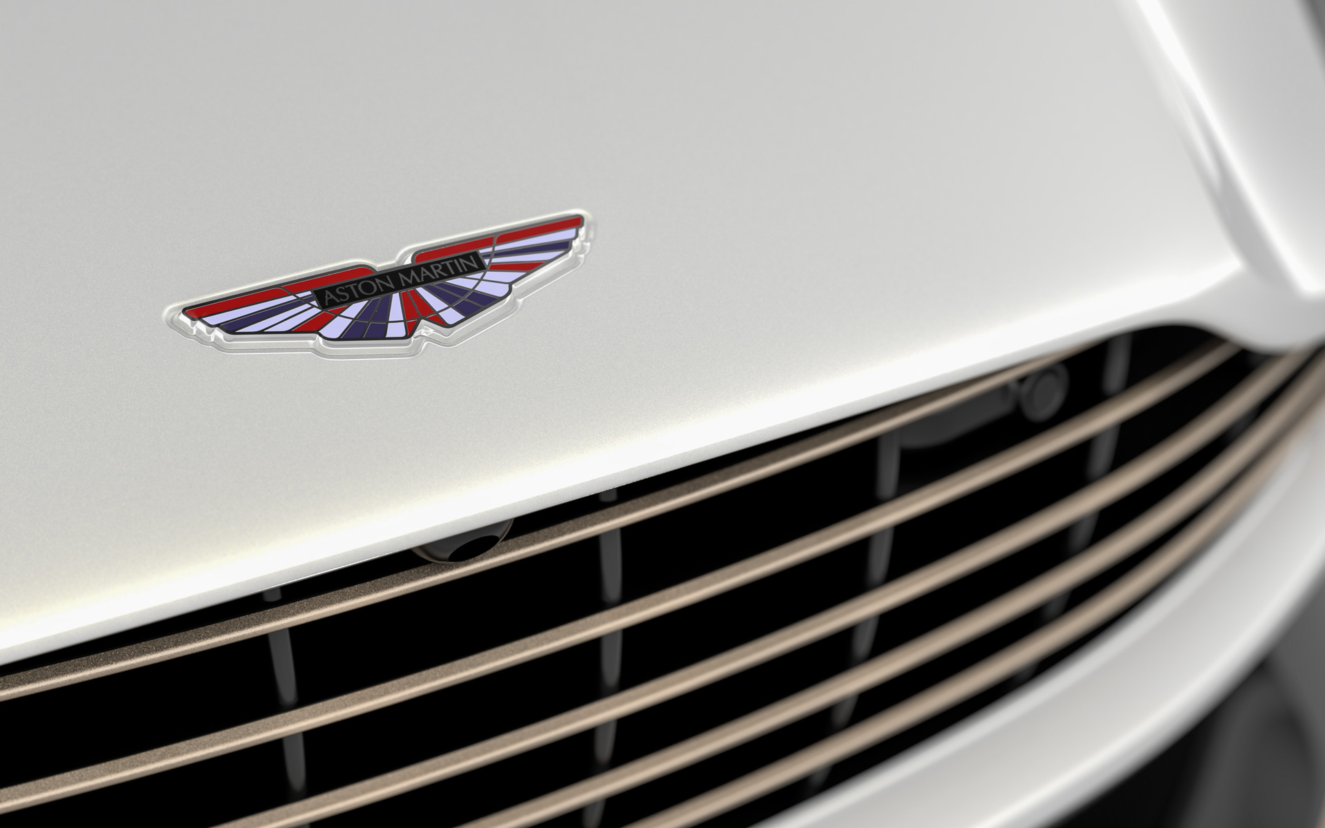 アストンマーティンのアイコンであるウィング・エンブレムは、エナメル仕上げのユニオンジャックがあしらわれる