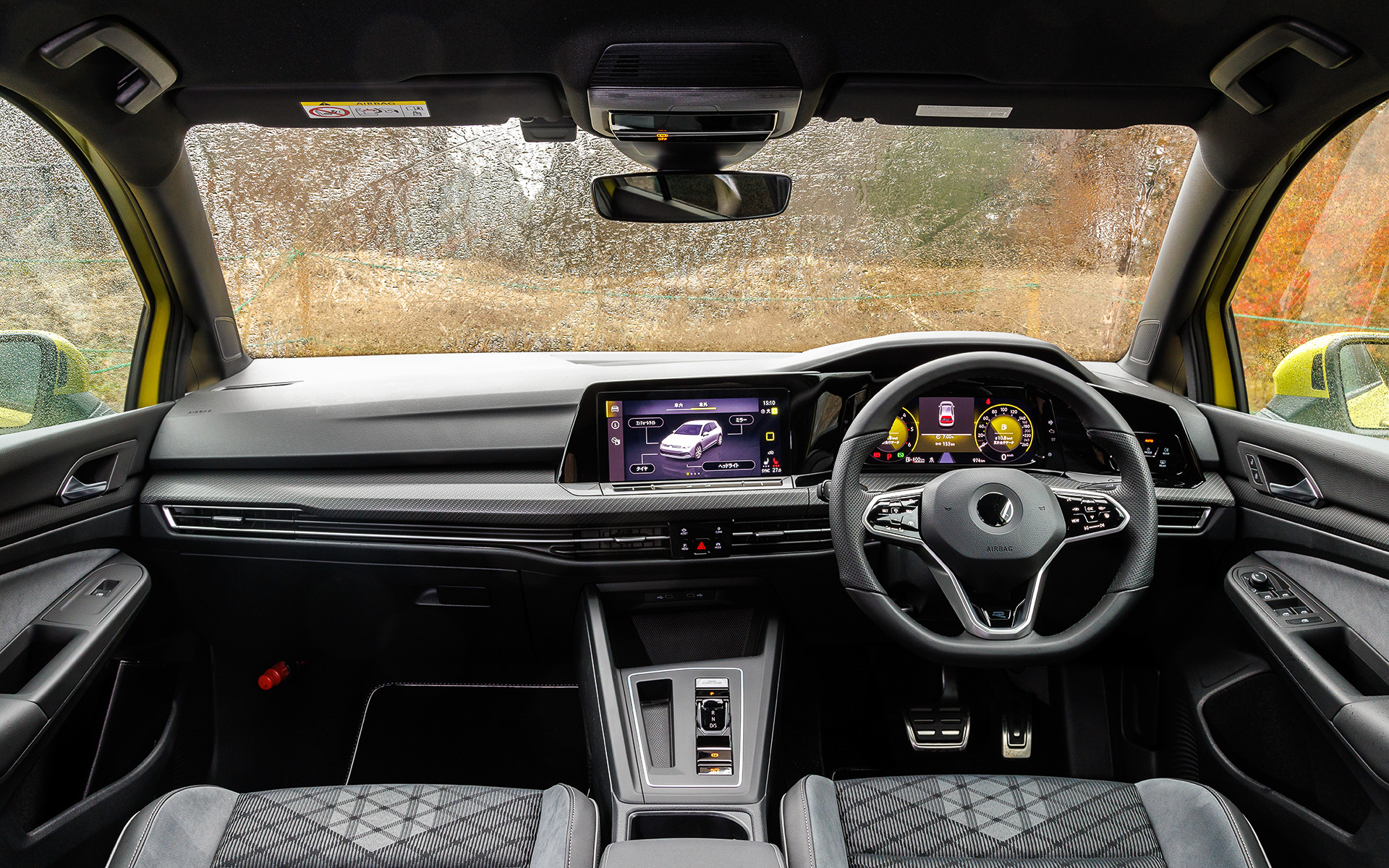 ゴルフ TDIでは、同一車線内全車速運転支援システム「Travel Assist（トラベル アシスト）」やデジタルメータークラスター「Digital Cockpit Pro（デジタル コクピット プロ）」といった最新ゴルフならではの先進装備をエントリーグレードから標準装備。シートはR-Line専用のファブリック＆マイクロフリースシートが与えられる