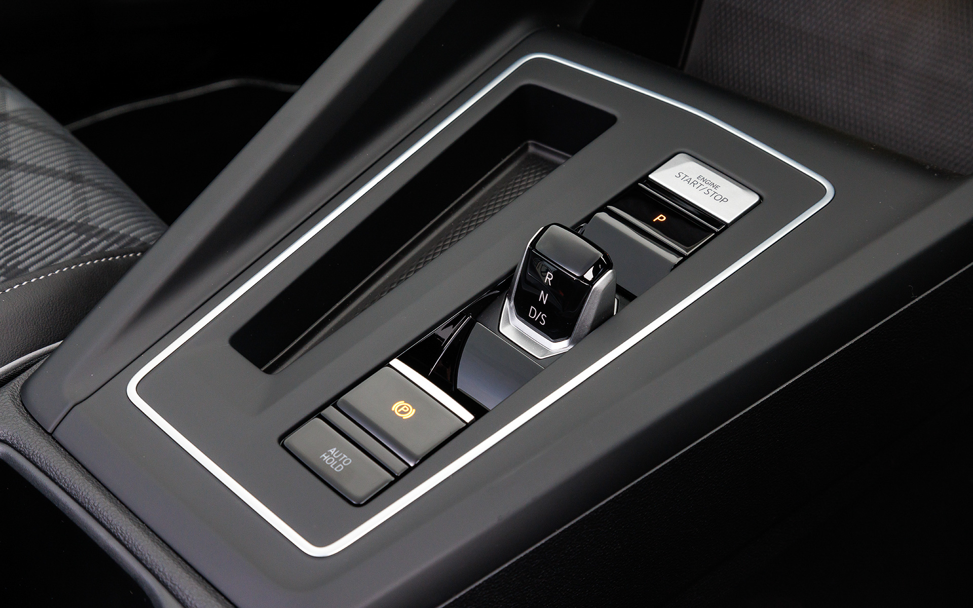 ゴルフ TDIでは、同一車線内全車速運転支援システム「Travel Assist（トラベル アシスト）」やデジタルメータークラスター「Digital Cockpit Pro（デジタル コクピット プロ）」といった最新ゴルフならではの先進装備をエントリーグレードから標準装備。シートはR-Line専用のファブリック＆マイクロフリースシートが与えられる