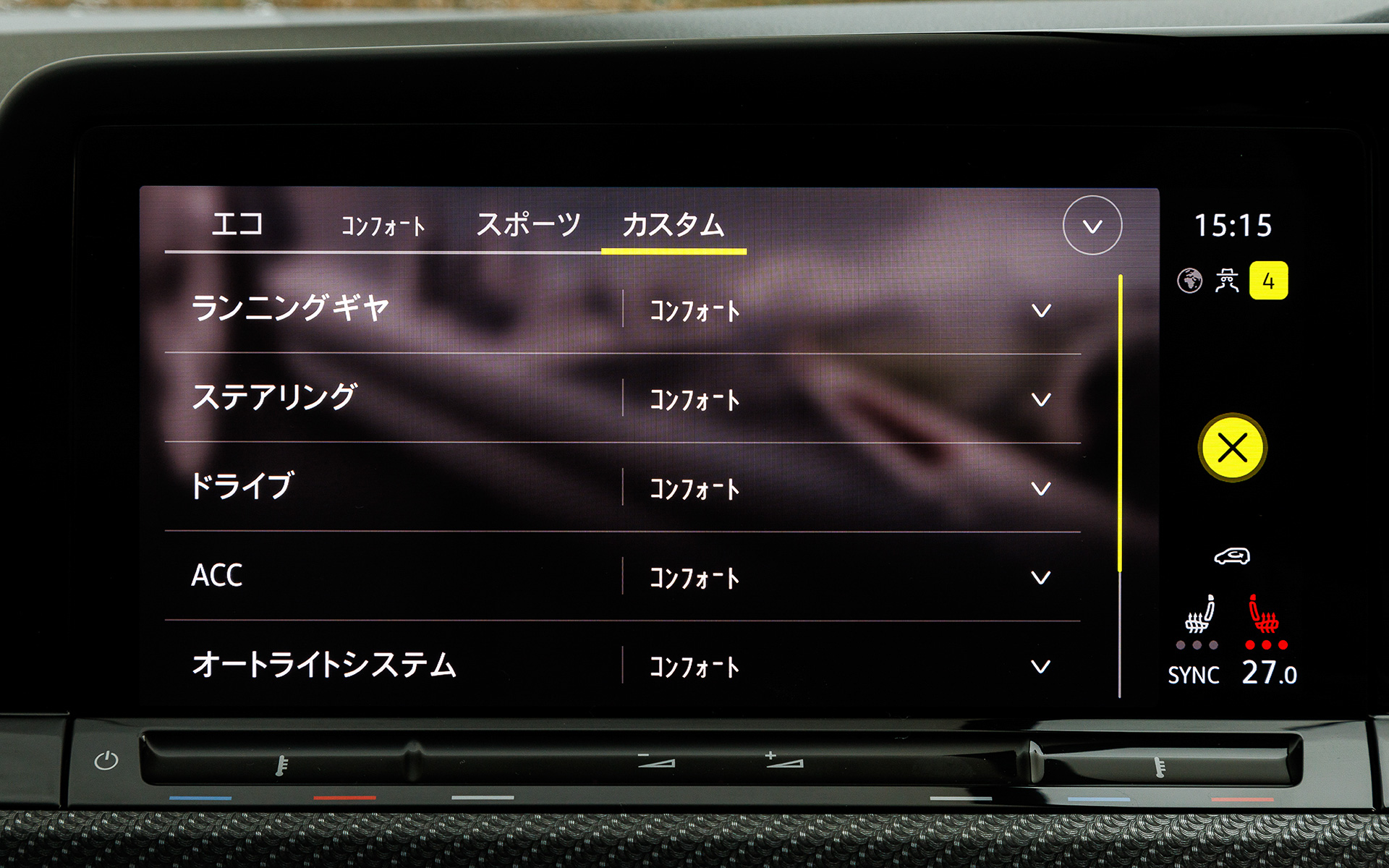ゴルフ TDIでは、同一車線内全車速運転支援システム「Travel Assist（トラベル アシスト）」やデジタルメータークラスター「Digital Cockpit Pro（デジタル コクピット プロ）」といった最新ゴルフならではの先進装備をエントリーグレードから標準装備。シートはR-Line専用のファブリック＆マイクロフリースシートが与えられる