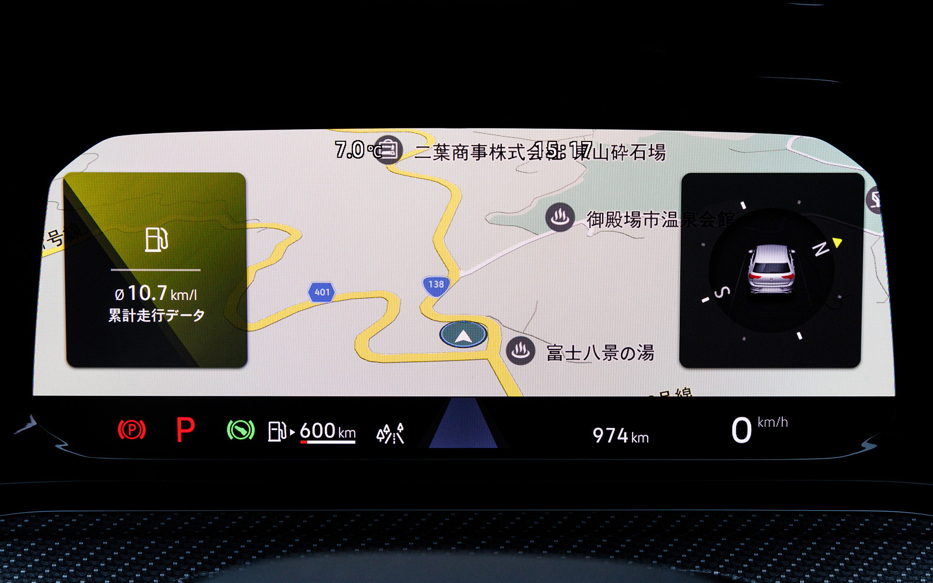 ゴルフ TDIでは、同一車線内全車速運転支援システム「Travel Assist（トラベル アシスト）」やデジタルメータークラスター「Digital Cockpit Pro（デジタル コクピット プロ）」といった最新ゴルフならではの先進装備をエントリーグレードから標準装備。シートはR-Line専用のファブリック＆マイクロフリースシートが与えられる