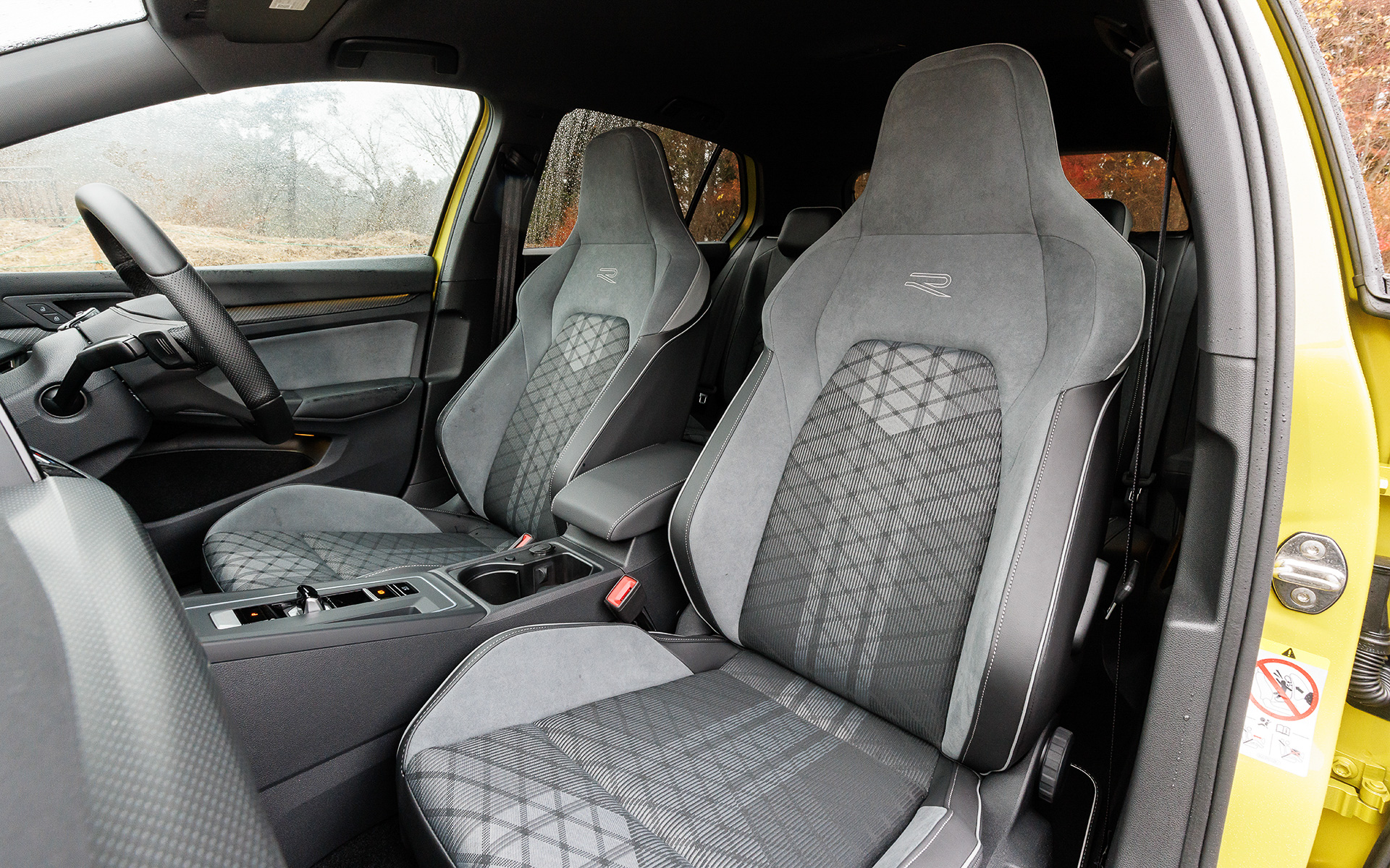 ゴルフ TDIでは、同一車線内全車速運転支援システム「Travel Assist（トラベル アシスト）」やデジタルメータークラスター「Digital Cockpit Pro（デジタル コクピット プロ）」といった最新ゴルフならではの先進装備をエントリーグレードから標準装備。シートはR-Line専用のファブリック＆マイクロフリースシートが与えられる