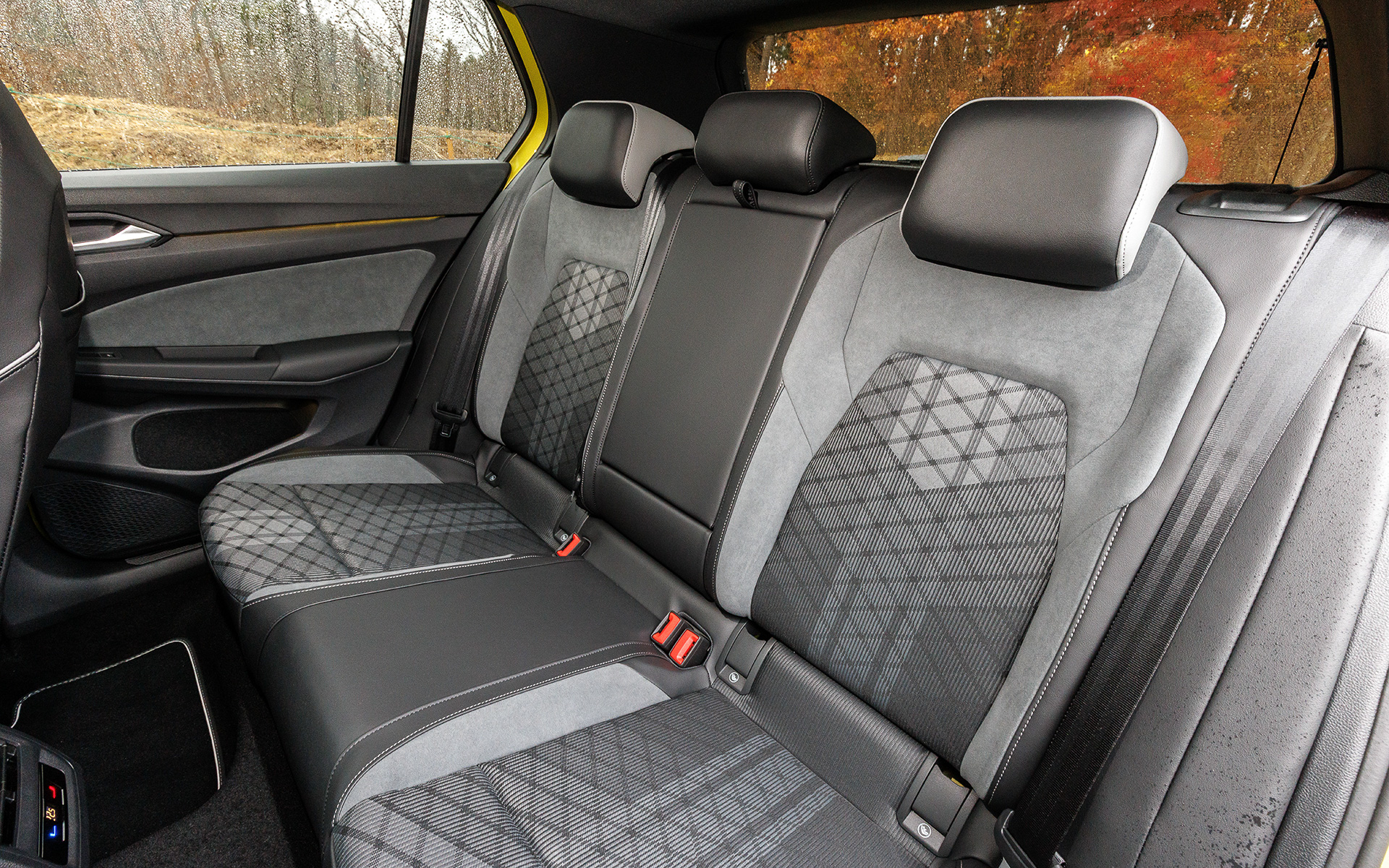 ゴルフ TDIでは、同一車線内全車速運転支援システム「Travel Assist（トラベル アシスト）」やデジタルメータークラスター「Digital Cockpit Pro（デジタル コクピット プロ）」といった最新ゴルフならではの先進装備をエントリーグレードから標準装備。シートはR-Line専用のファブリック＆マイクロフリースシートが与えられる