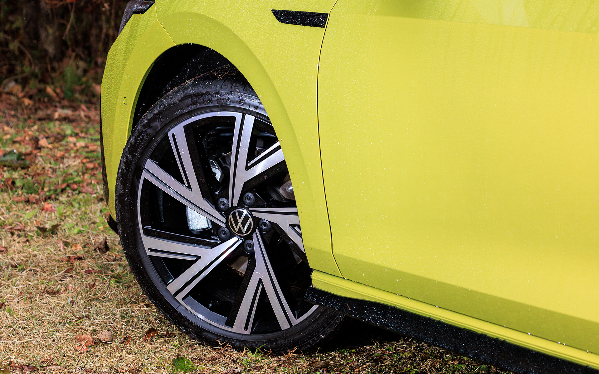 TDI R-Lineでは専用エクステリアを採用するとともに、撮影車はTDI R-Lineのオプションとして用意される18インチアルミホイール（タイヤサイズ：225/40R18）を装着