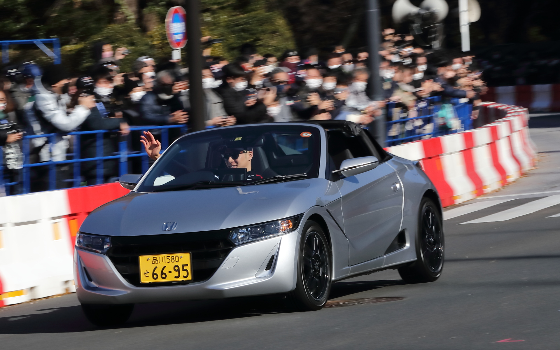 ドライバー・ライダーとファンがコミュニケーションをとりやすい距離だ