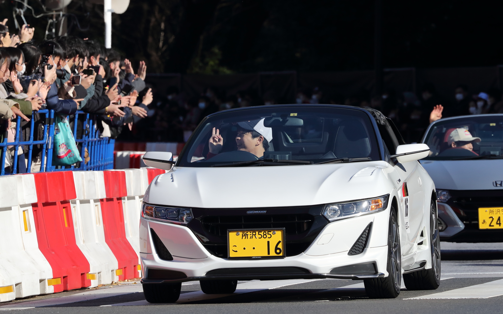 ドライバー・ライダーとファンがコミュニケーションをとりやすい距離だ