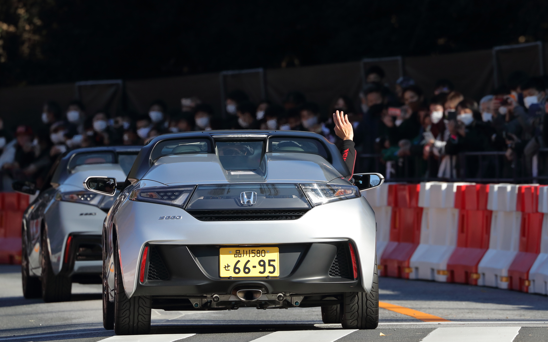 ドライバー・ライダーとファンがコミュニケーションをとりやすい距離だ