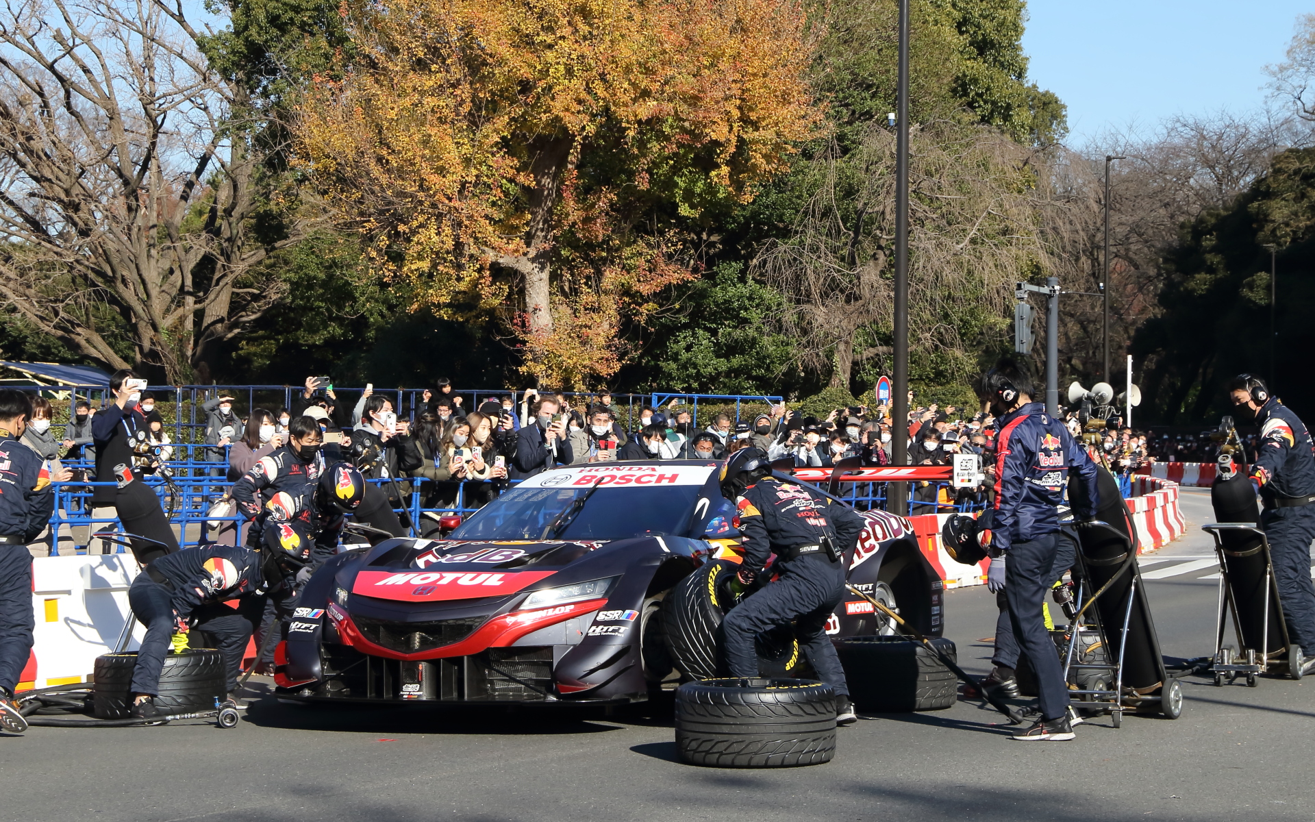 本番さながらのタイヤ交換作業（HONDA NSX-GT）