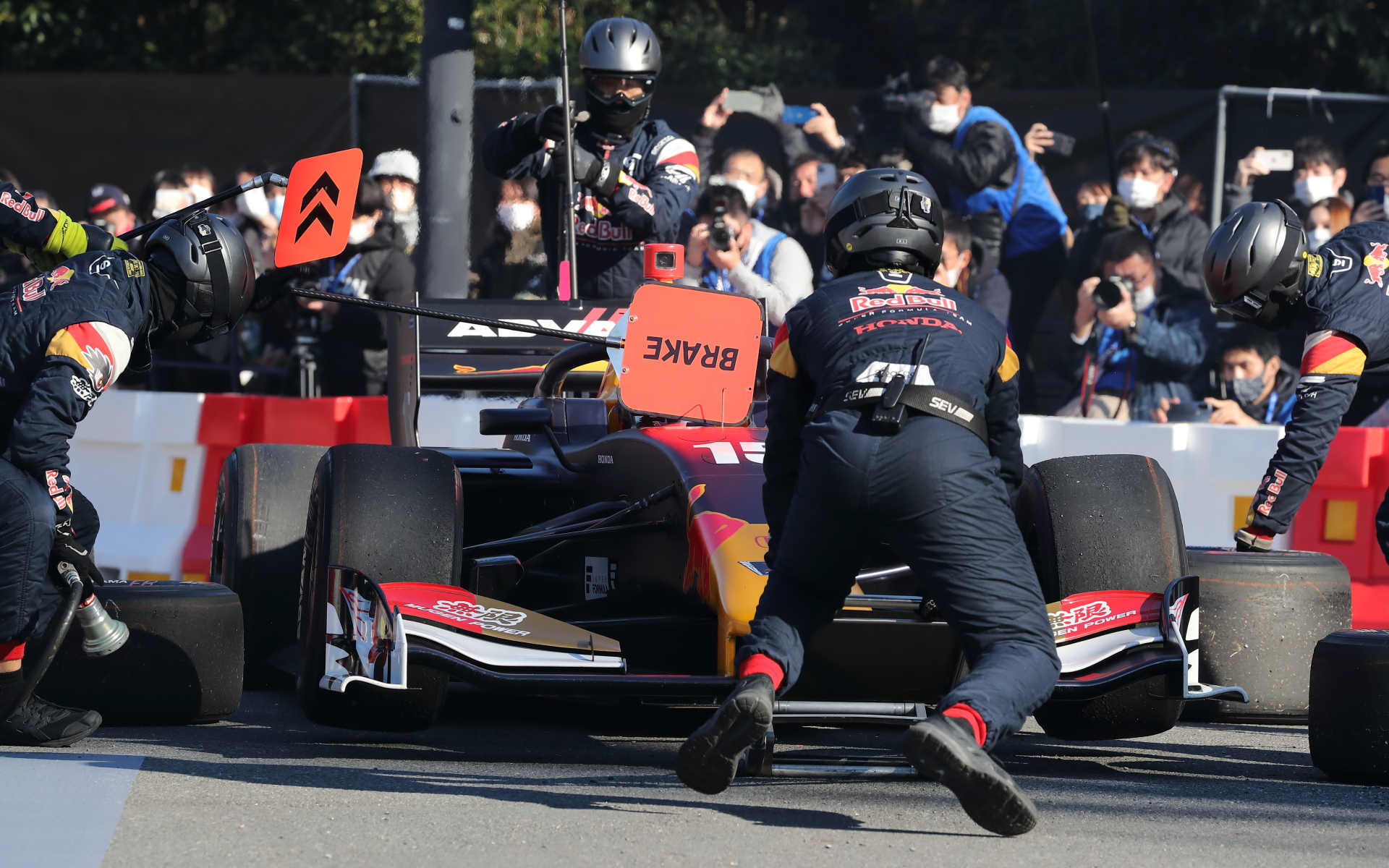 本番さながらのタイヤ交換作業（SF19）