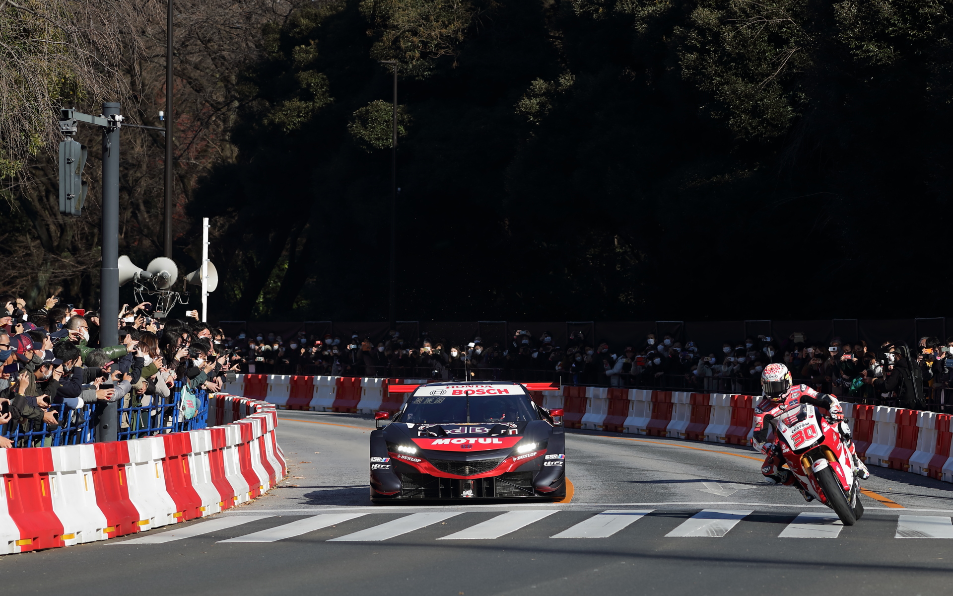 SUPER GTマシンとMotoGPマシンの共演