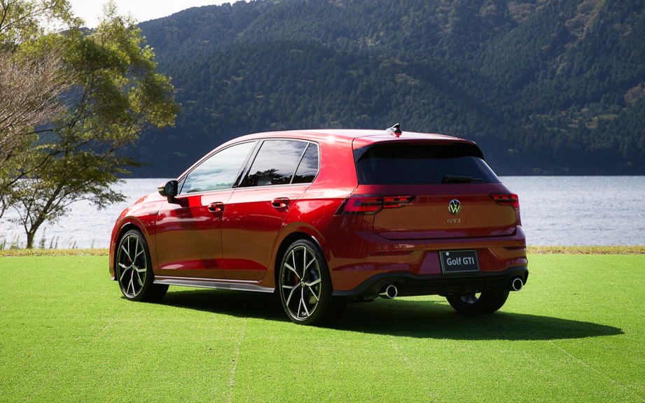 新型ゴルフ GTIのボディサイズは4295×1790×1465mm（全長×全幅×全高）、ホイールベースは2620mm。車両重量は1430kg