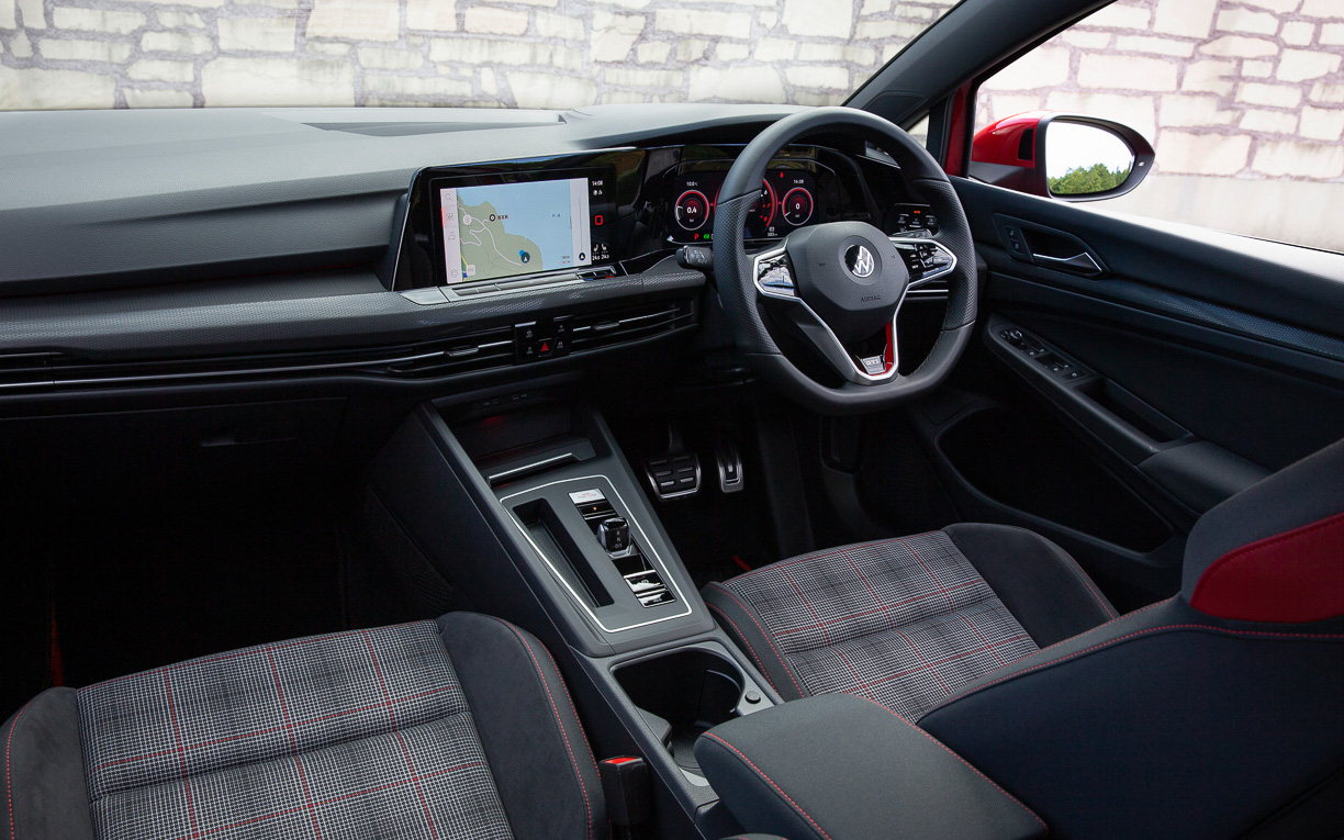 インテリアではヘッドレスト一体型のトップスポーツシートとともに、専用ステアリングホイールなどを装備