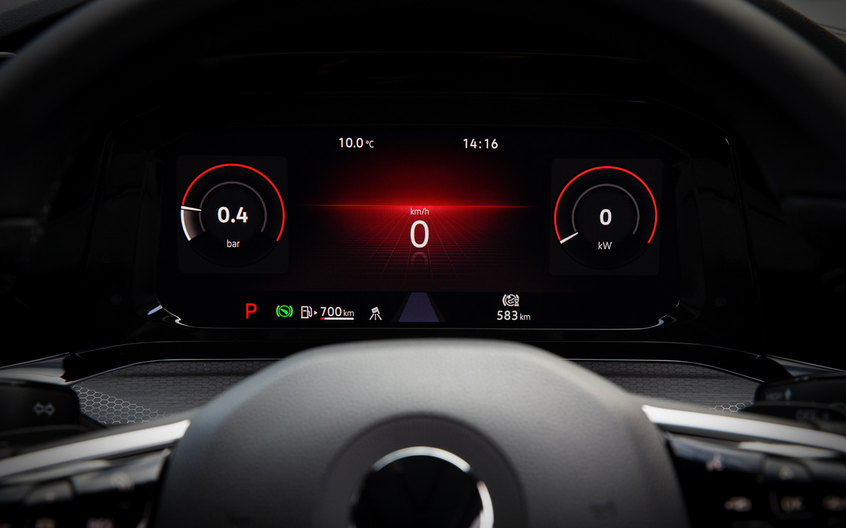 デジタルメータークラスター“Digital Cockpit Pro”にもタコメーターを中央に配置したGTI専用のグラフィックが施される