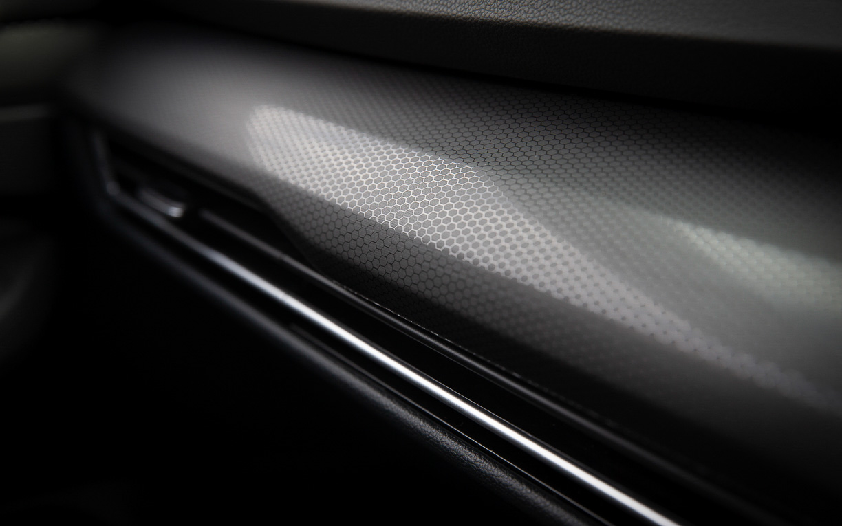 インテリアではヘッドレスト一体型のトップスポーツシートとともに、専用ステアリングホイールなどを装備