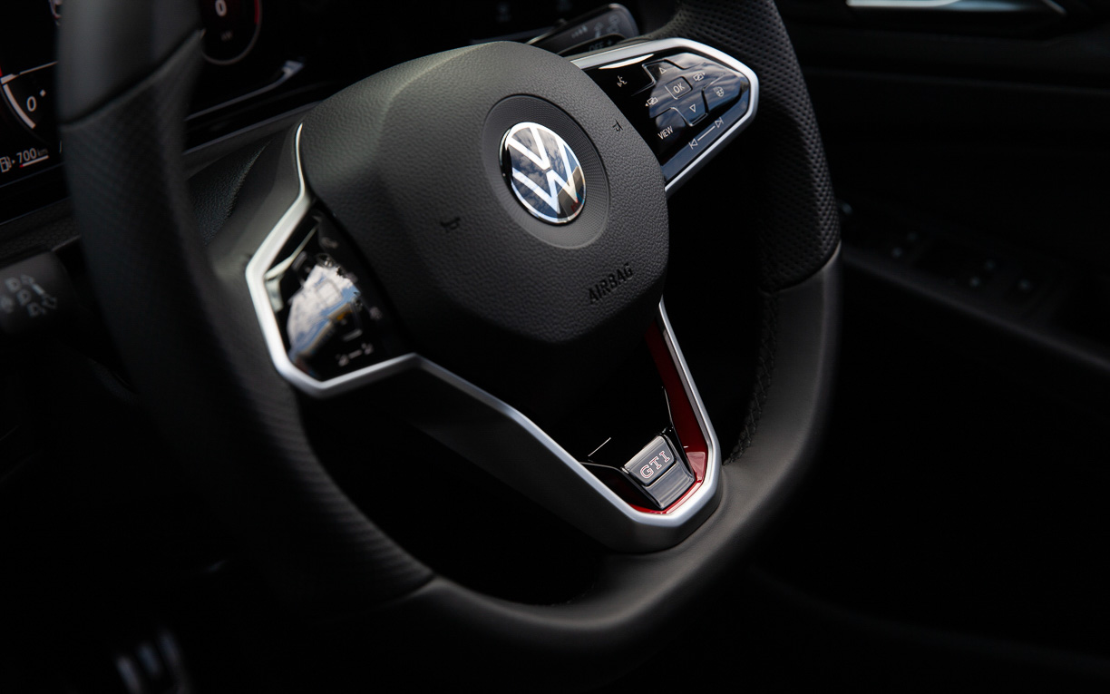 インテリアではヘッドレスト一体型のトップスポーツシートとともに、専用ステアリングホイールなどを装備