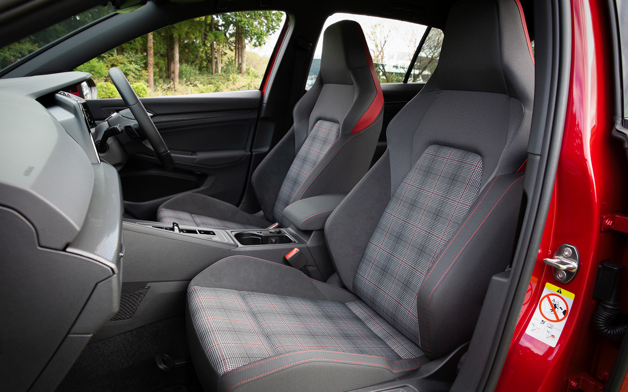 インテリアではヘッドレスト一体型のトップスポーツシートとともに、専用ステアリングホイールなどを装備