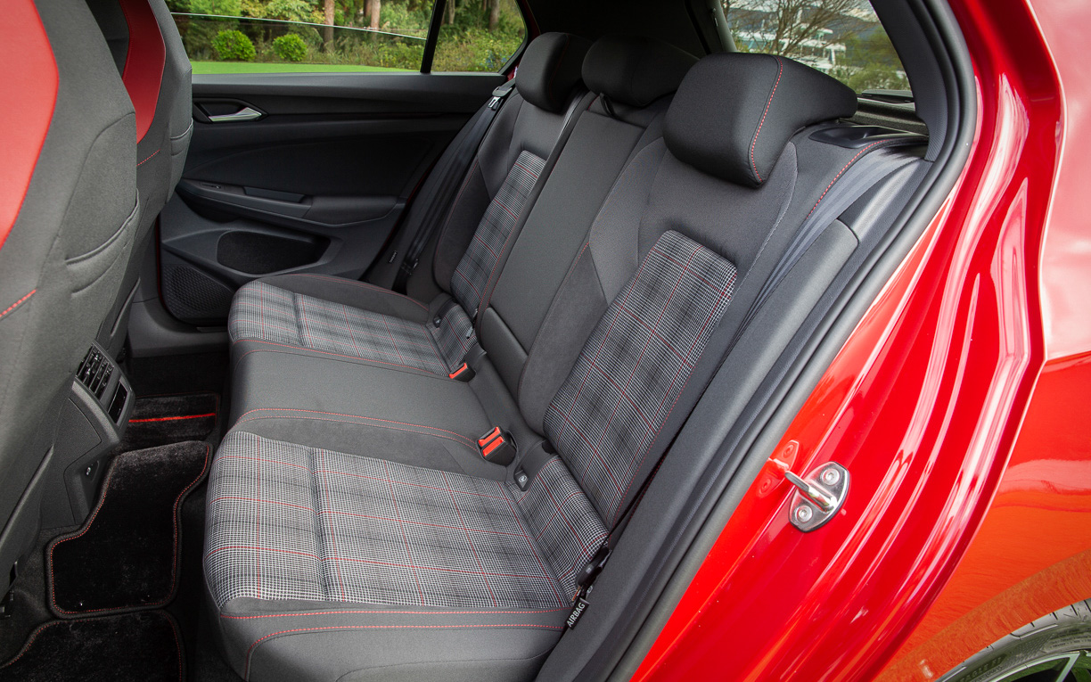 インテリアではヘッドレスト一体型のトップスポーツシートとともに、専用ステアリングホイールなどを装備