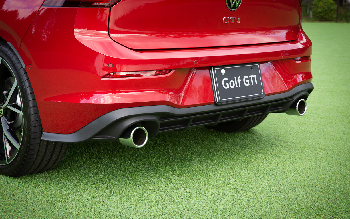 先代モデルと比べてより低く、より長く、よりダイナミックにデザインされたというエクステリアではフロントグリルからヘッドライトへとつながる赤いストライプが施され、X字型に配置されたフォグランプとともにGTIの個性を主張。テールパイプなどもGTI専用アイテム
