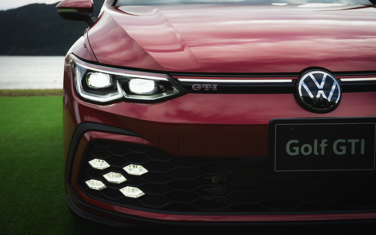 新型ゴルフ GTIのボディサイズは4295×1790×1465mm（全長×全幅×全高）、ホイールベースは2620mm。車両重量は1430kg