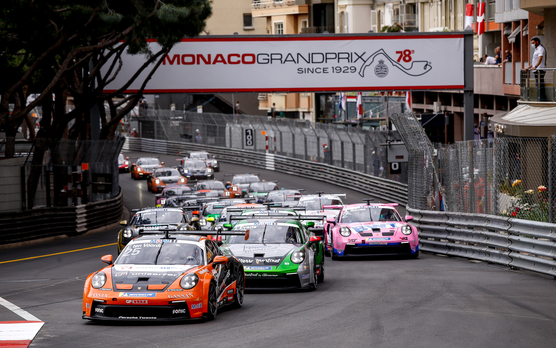画像はポルシェ モービル1 スーパーカップの2021年のモナコでのスタートシーン