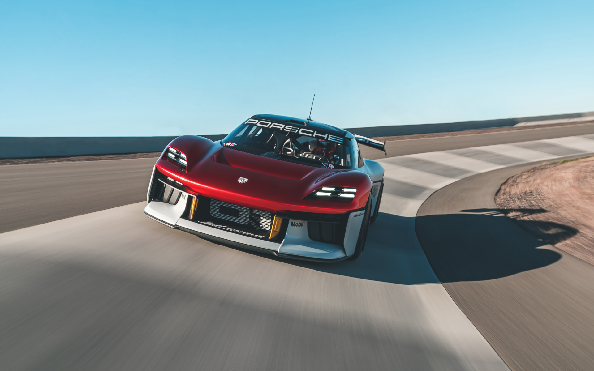 モーター2基で最高出力1088PSを発生するBEVレーシングコンセプトカー「ミッションR」