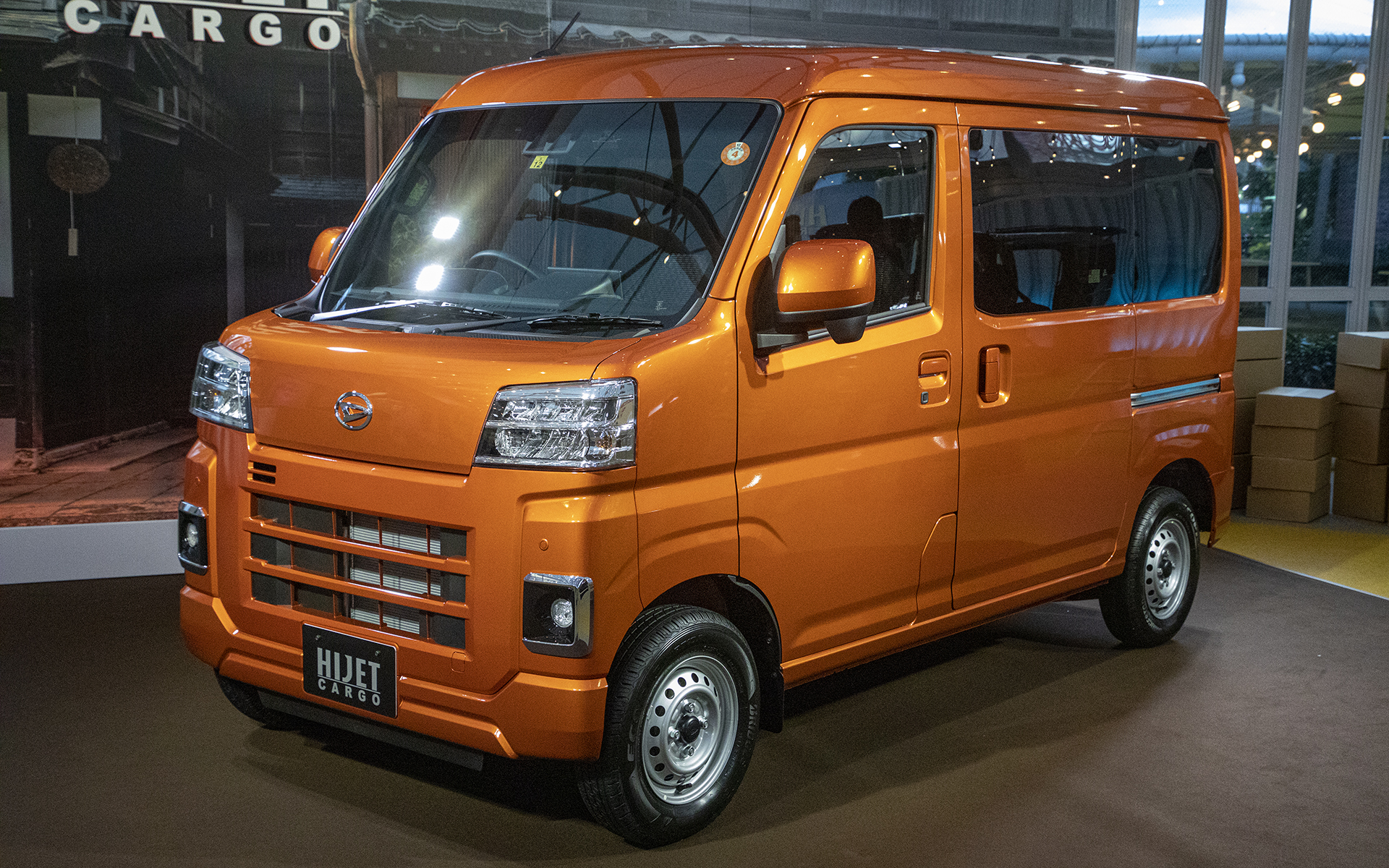 ハイゼットの主力であるハイゼット カーゴ。グレードはデラックス。エクステリアは商用車らしいシンプルなものとした。ボディカラーは選べるカラーパック設定色のトニコオレンジメタリック