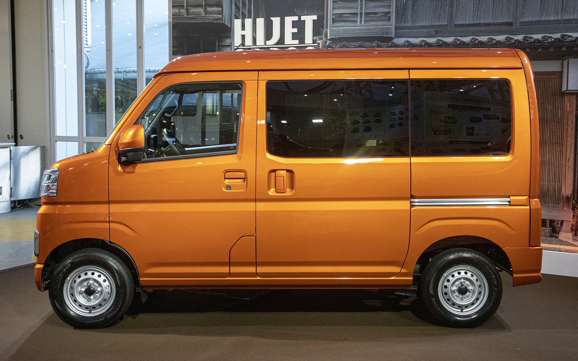 車体側面やバックドアの傾きを極限まで立たせた形状とした。また、フロントピラーも立たせることで前席の頭上スペースを広く取った。フロントバンパー、リアバンパー、ドアハンドルはボディ同色としている