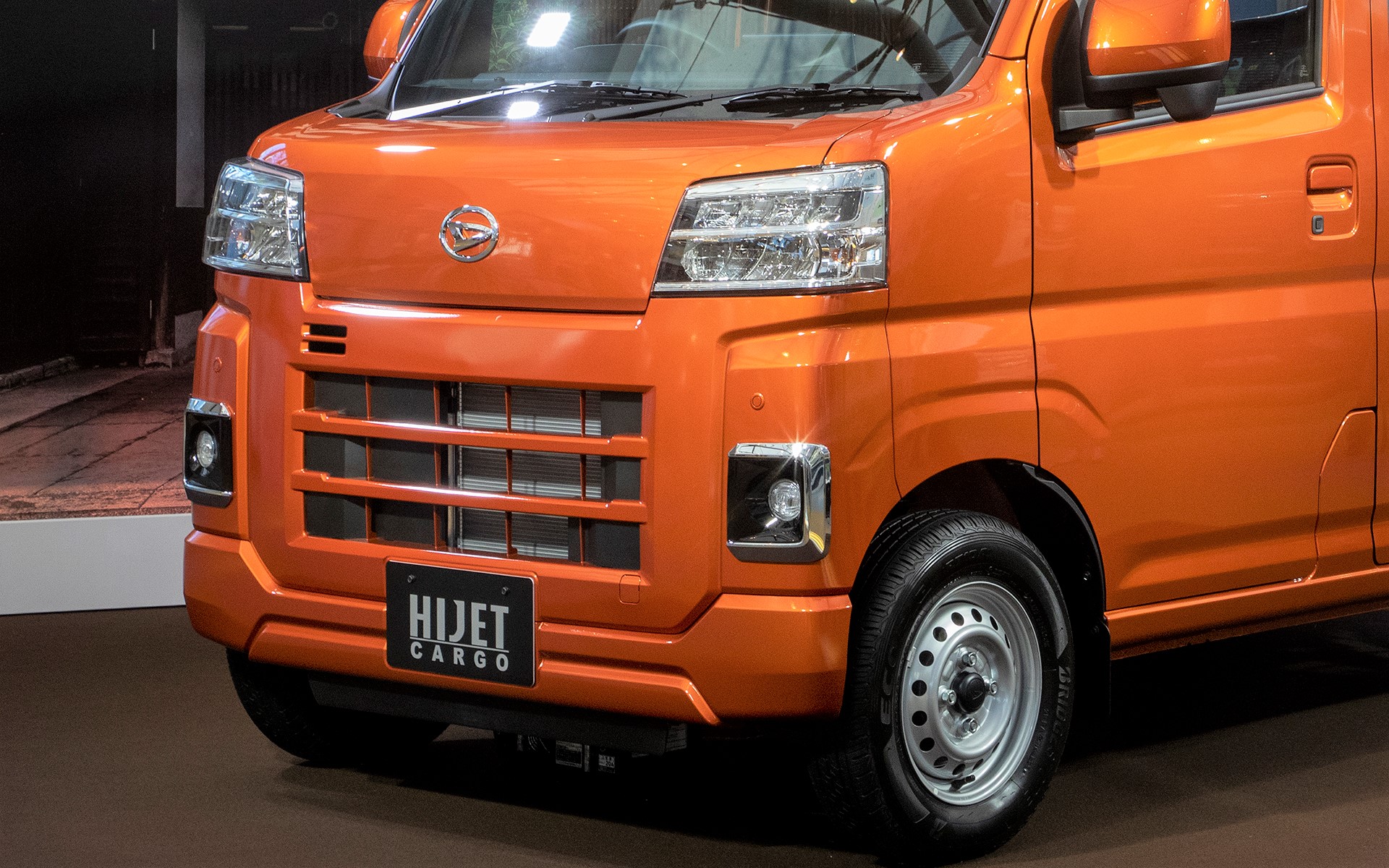 前のモデル同様、バンパーは角や下の部分が別パーツとしている。こうすることで、ぶつけてしまった際の修理を容易にしている。交換パーツが小さいので修理費用面でのメリットもある