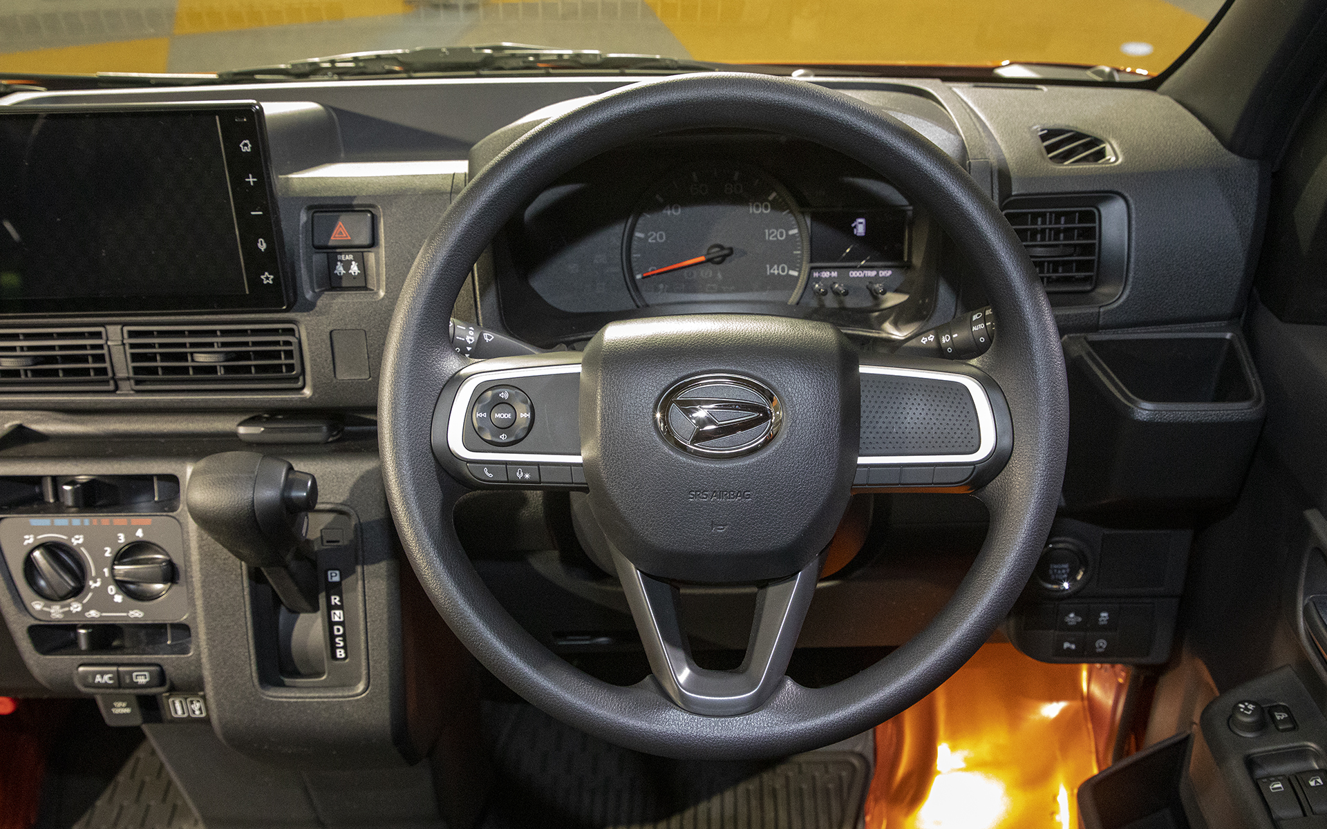 ハイゼット カーゴ デラックスのステアリング。左側の丸いスイッチがオーディオ操作用。その下が電話スイッチとトークスイッチ（ともにオーディオ、ナビの機能）