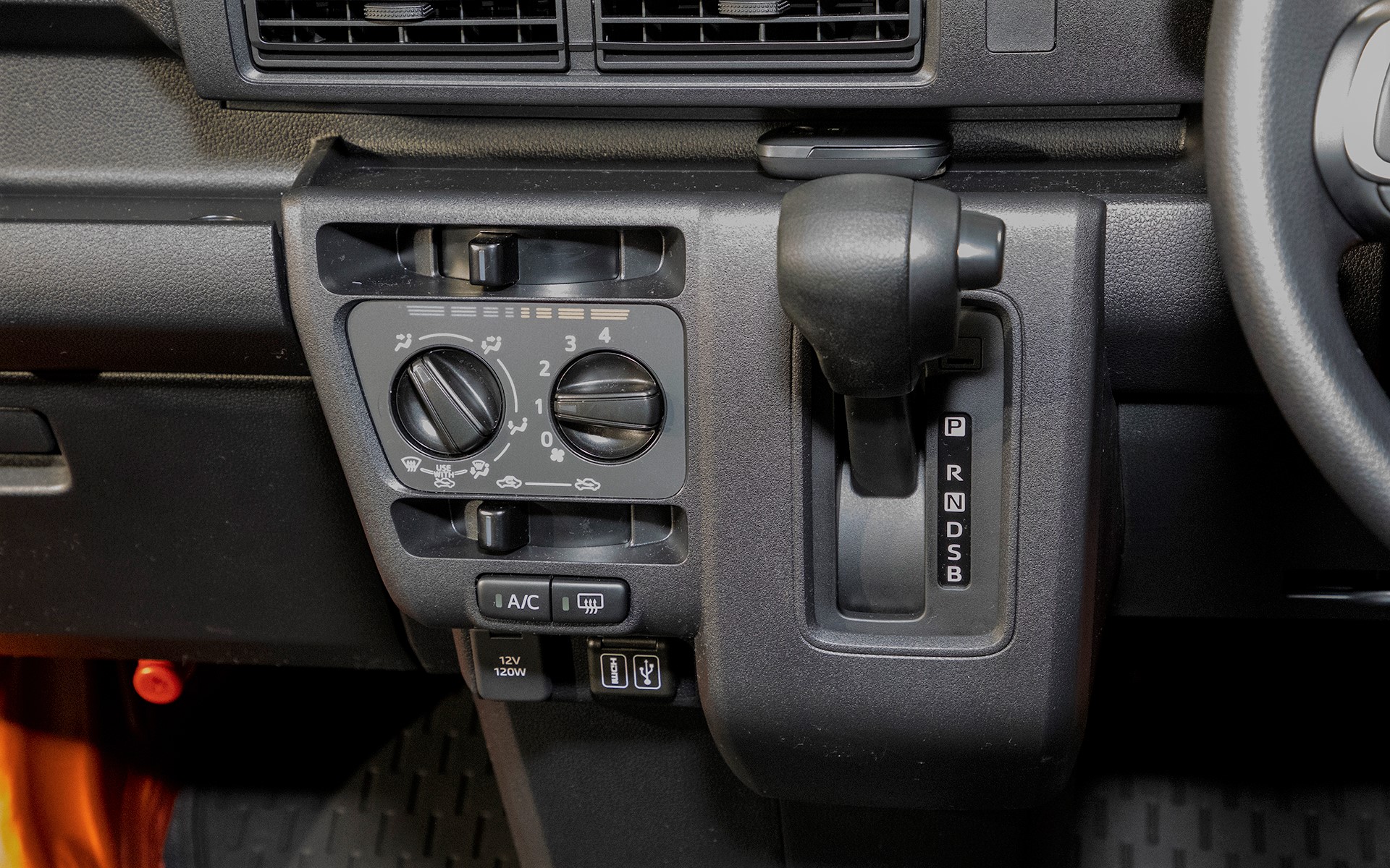 シフトまわり。Dレンジの下のSレンジは坂道走行用。その下のBレンジは強いエンジンブレーキが必要な急な坂道走行用