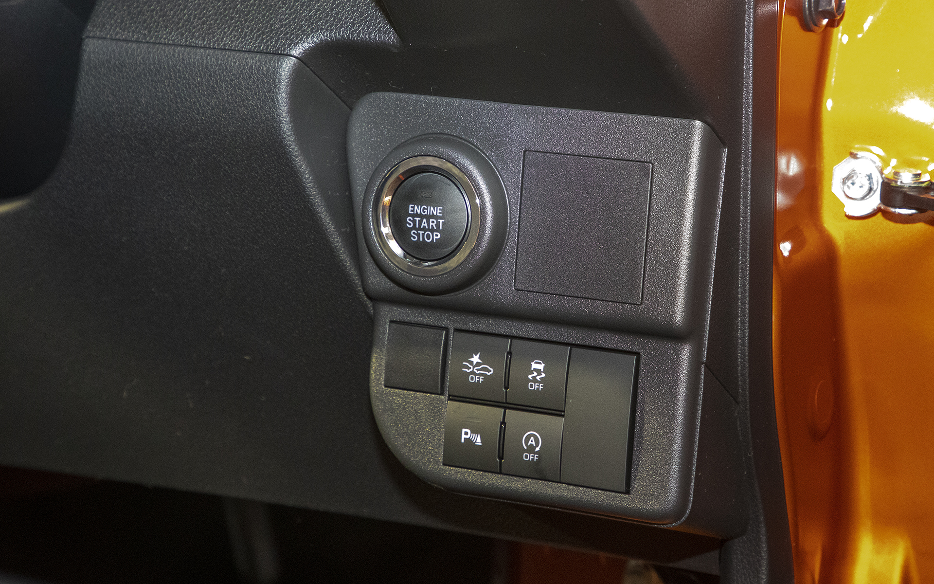 ステアリング右下のスイッチ。エンジンスタート用のスイッチのほかは運転サポート機能のON/OFFスイッチ