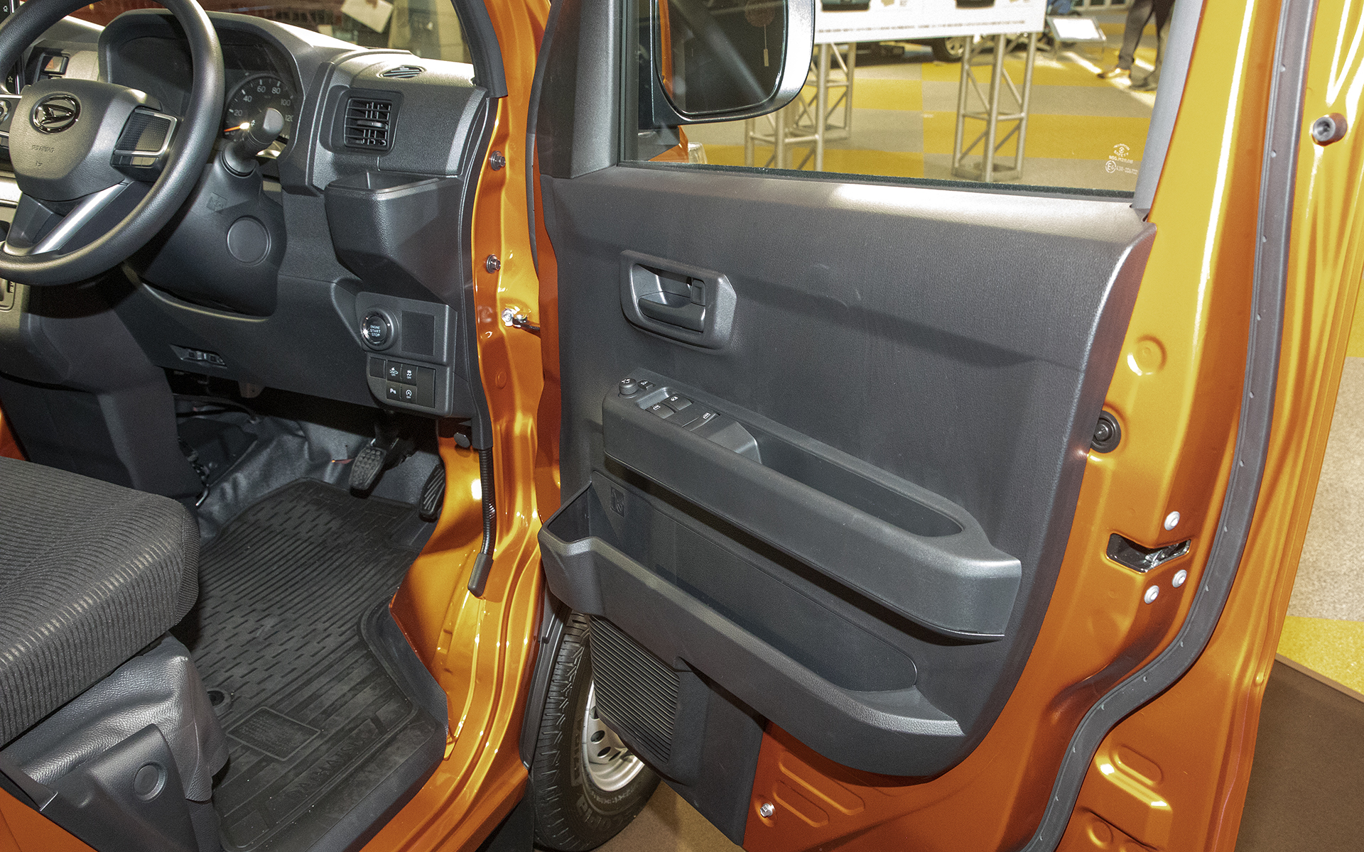 細々したモノが増えがちな仕事クルマゆえにドアポケットが充実している。タイヤハウスの張り出しがあるので足下は狭め。アクセルペダルはセンター寄りに位置する