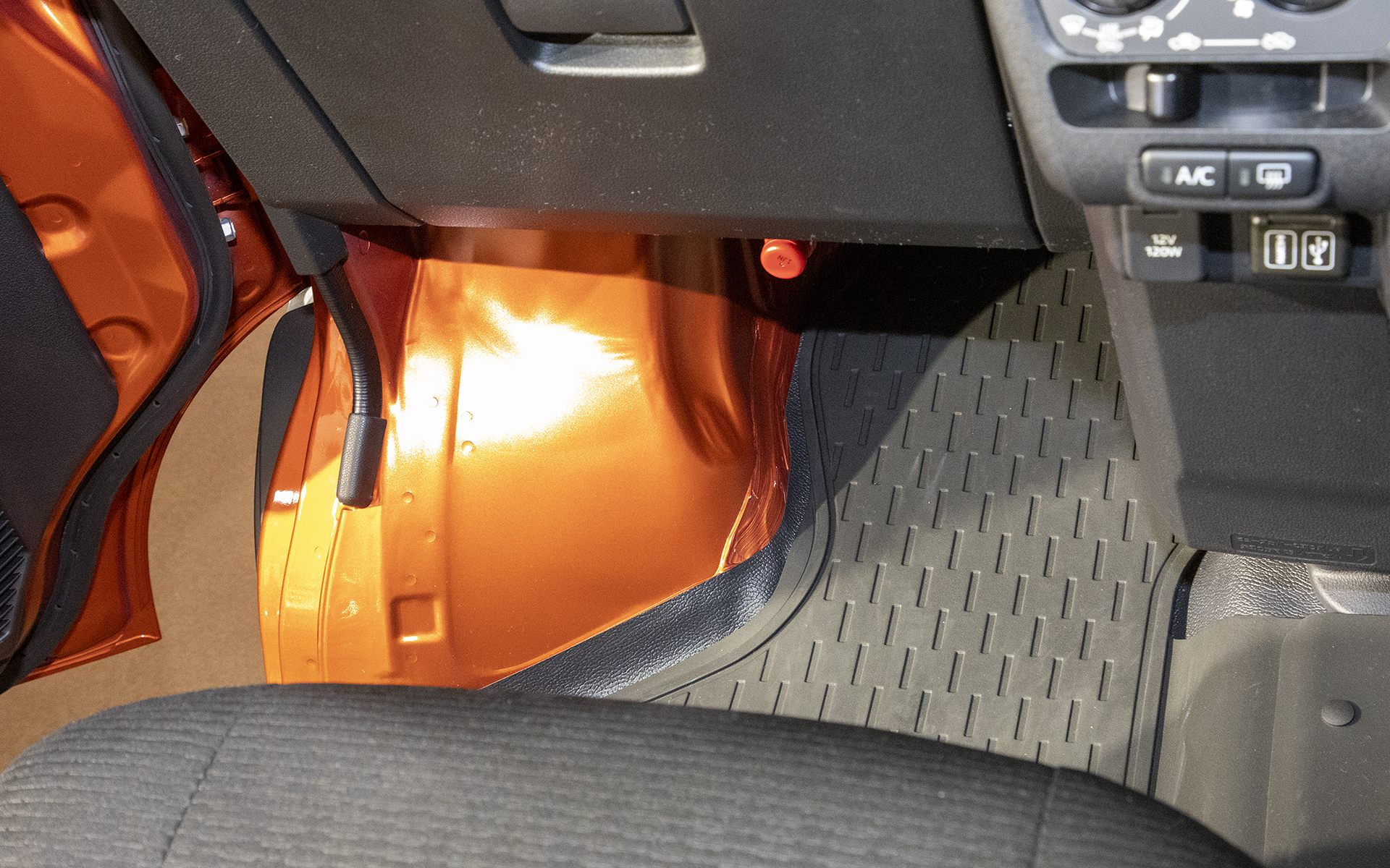 荷室長を優先しているので助手席側もタイヤハウスの張り出しがある。カーゴは塗装済鋼板が剥き出しとなる