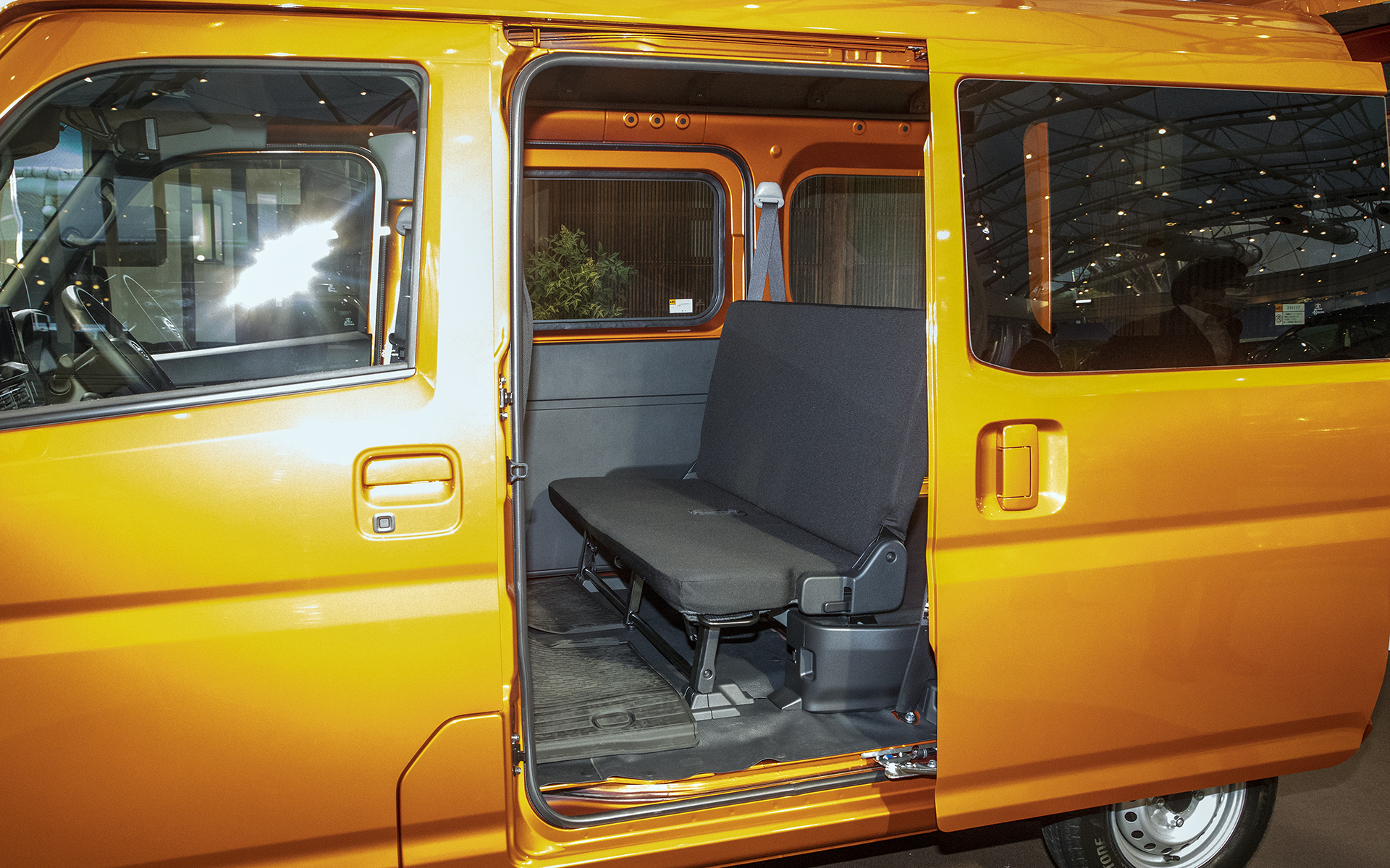 折りたたみ式の2列シート。両面パワースライドドアはクルーズ、クルーズターボ、デッキバンGにメーカーオプション設定。イージークローザーはクルーズ、クルーズターボ、デッキバンGに標準装備。デラックスにはメーカーオプション設定