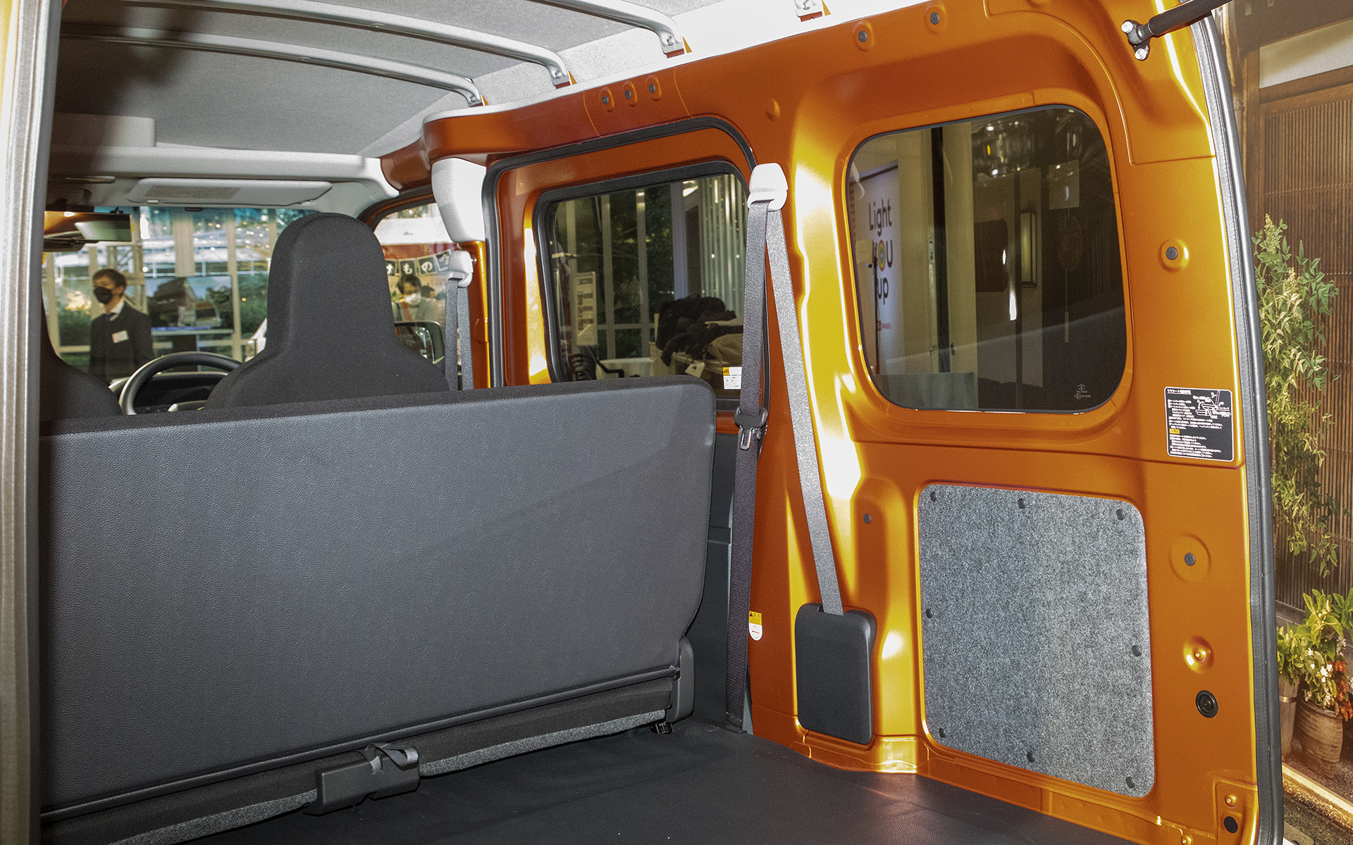 内壁の張り出しをなくした荷室