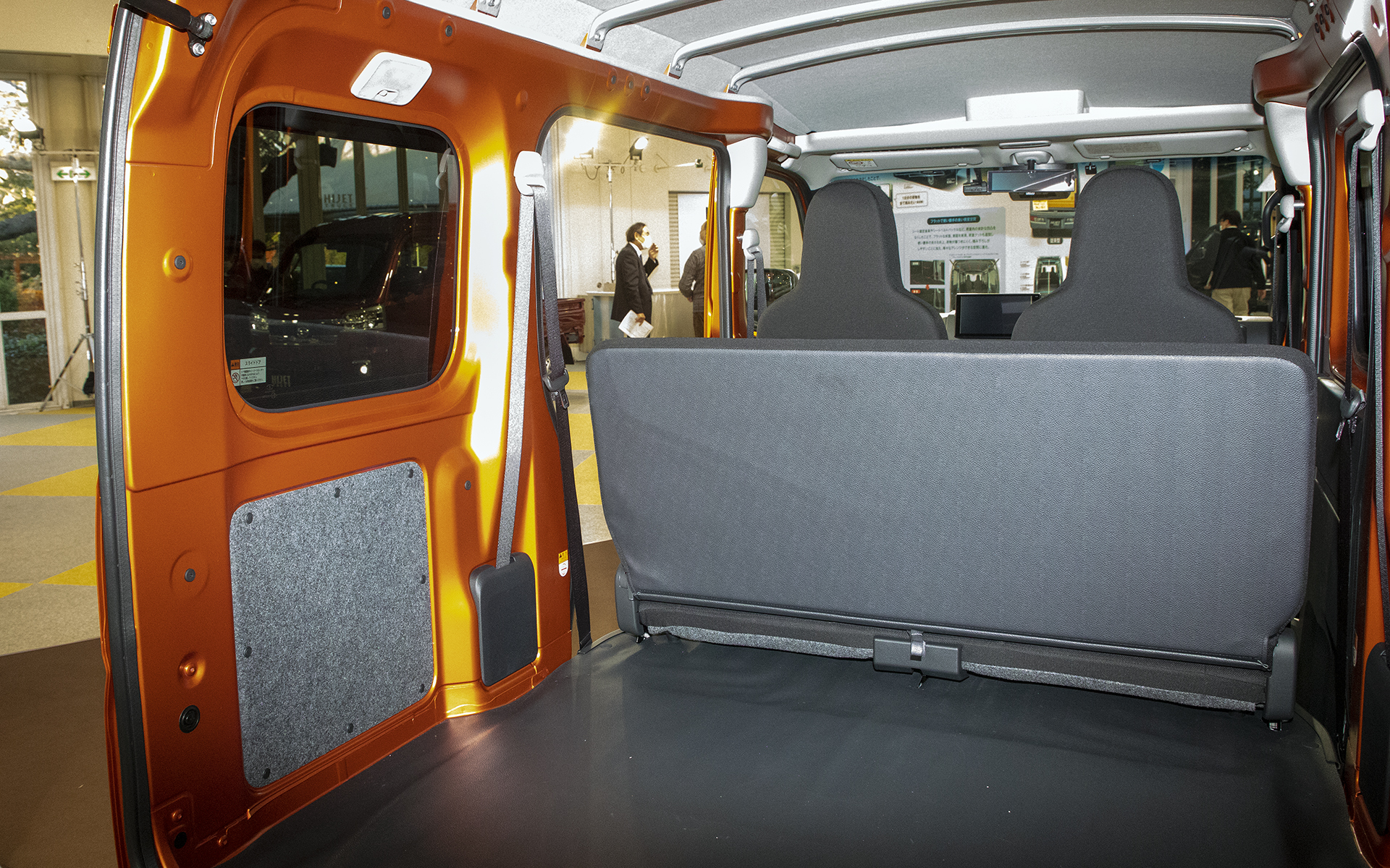 タイヤハウスの上にフロアを設けているので出っ張りがない