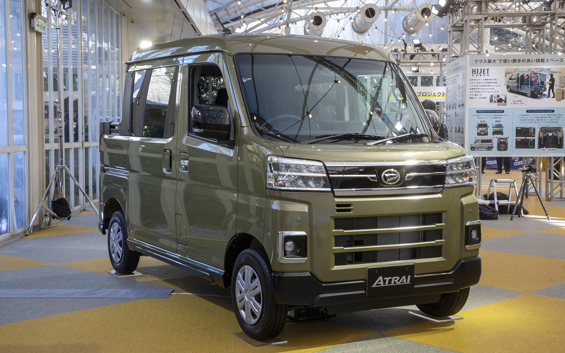 こちらはアトレー デッキバン。フロントまわりはアトレーと同一デザイン。アトレーは今回から4ナンバー車となったが、カーゴとの装備差は以前のときと同様、アトレーが充実している